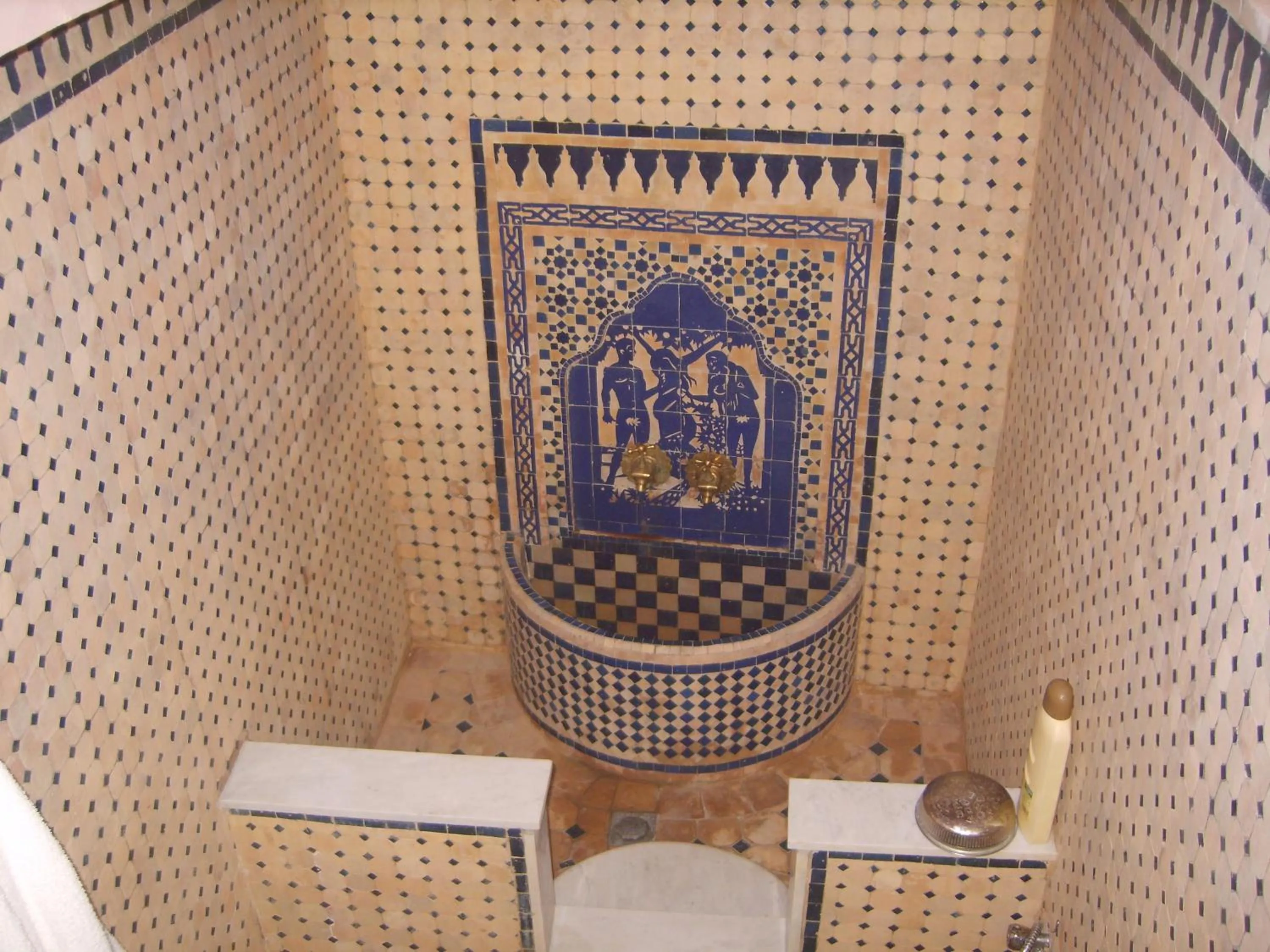 Bathroom in Riad Les Chrifis Navette Aéroport 24 sur 24