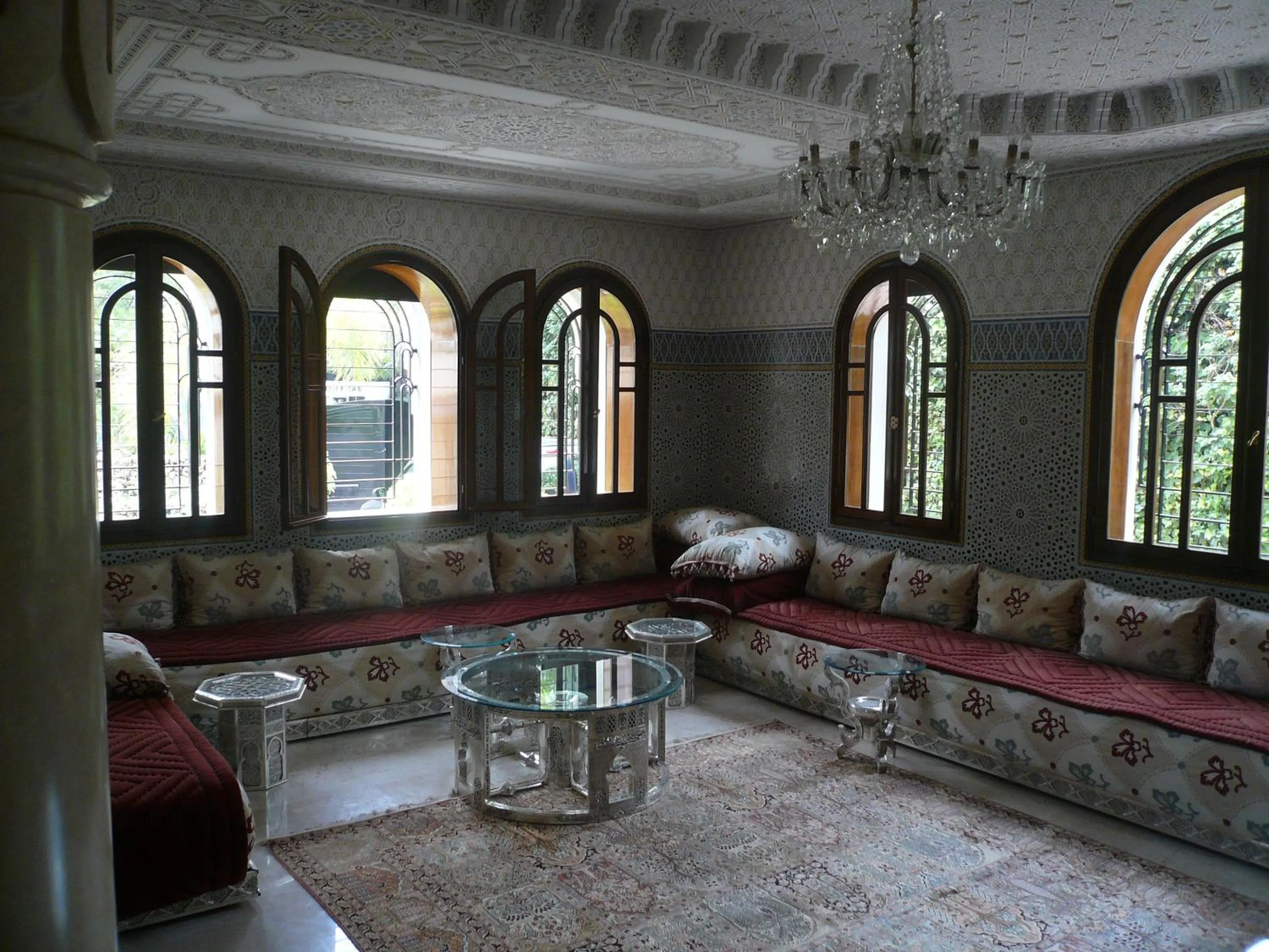 Communal lounge/ TV room in Riad Les Chrifis Navette Aéroport 24 sur 24