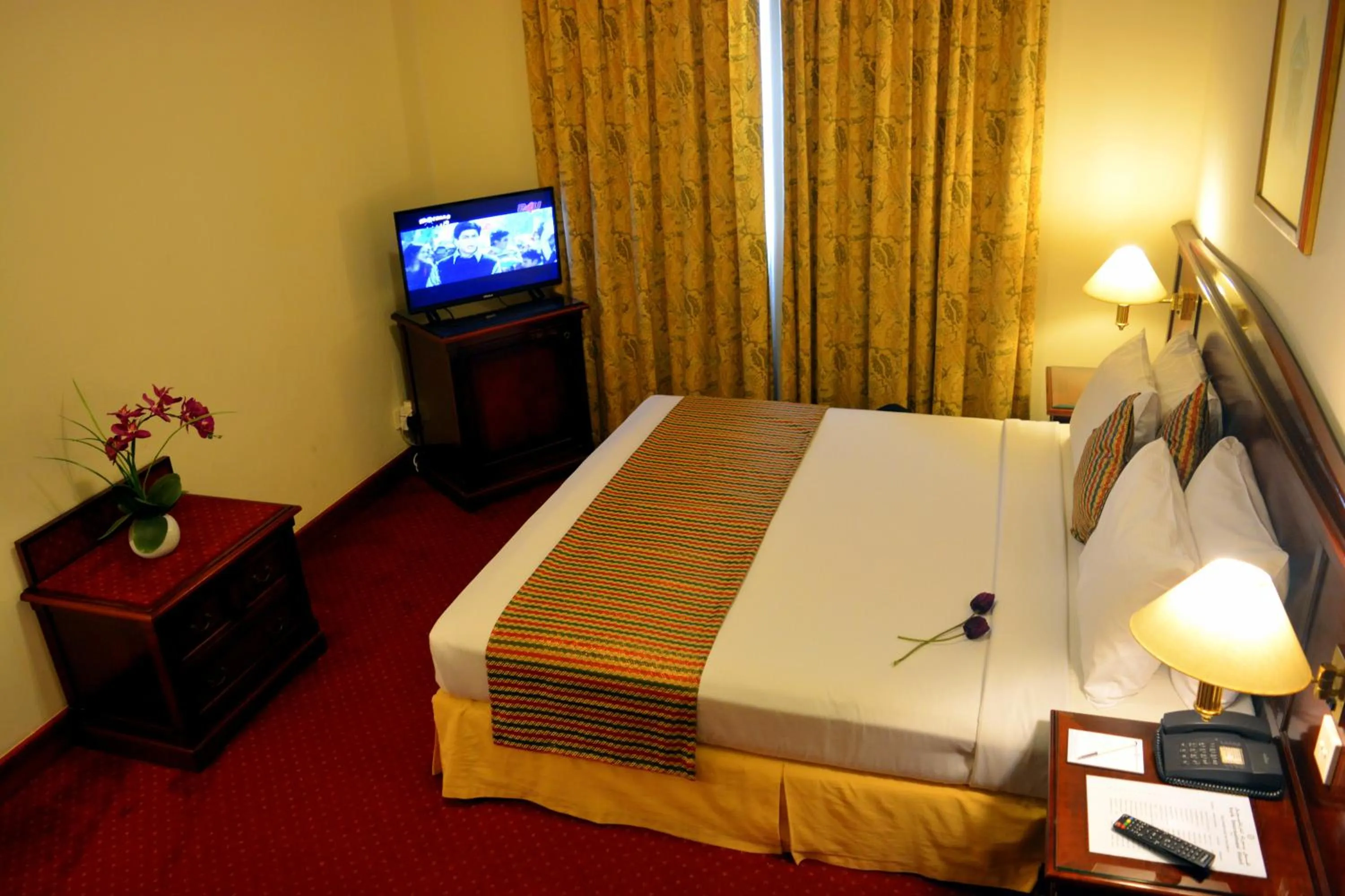 Bedroom, Bed in York International Hotel