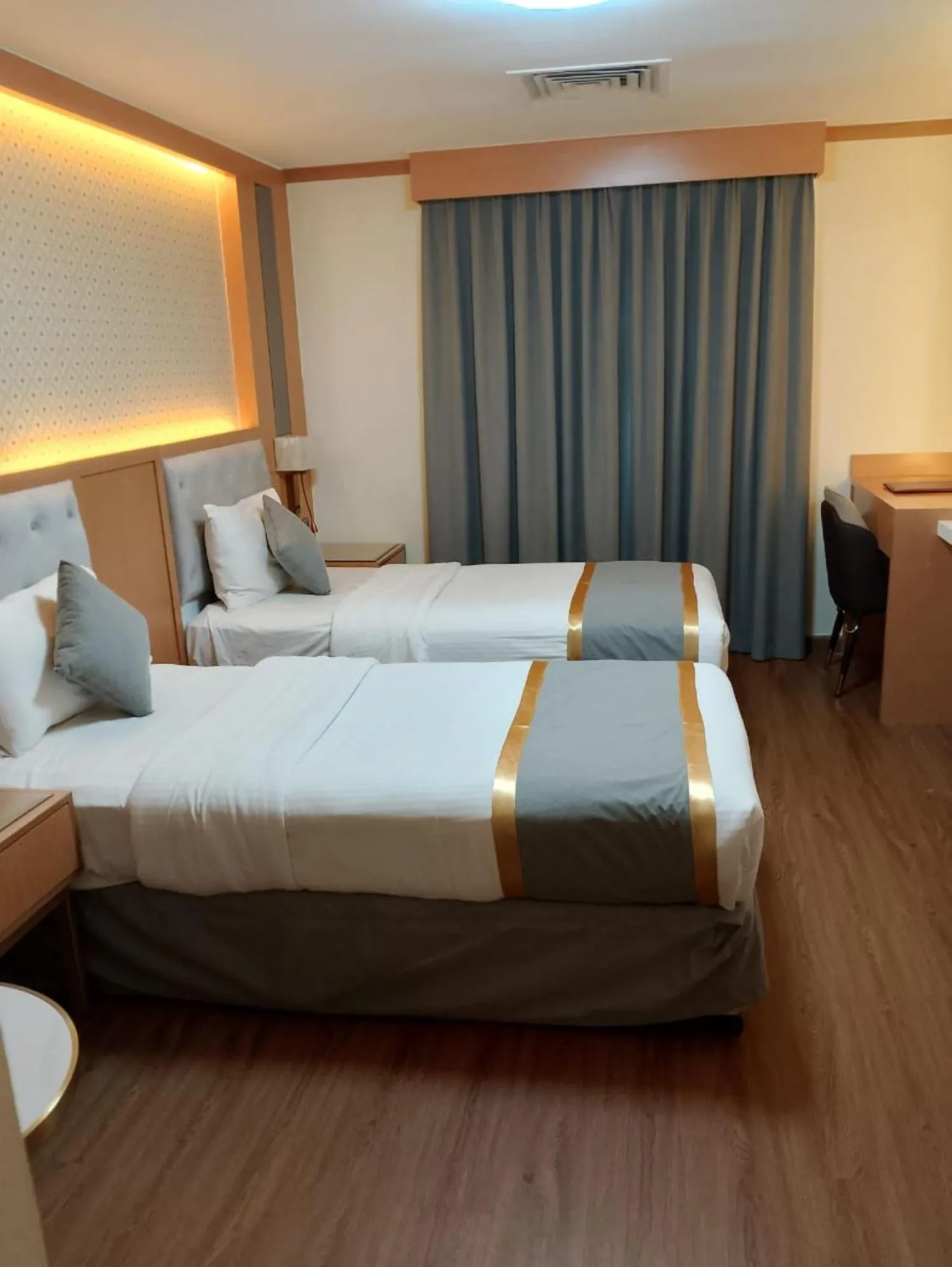 Bedroom, Bed in York International Hotel