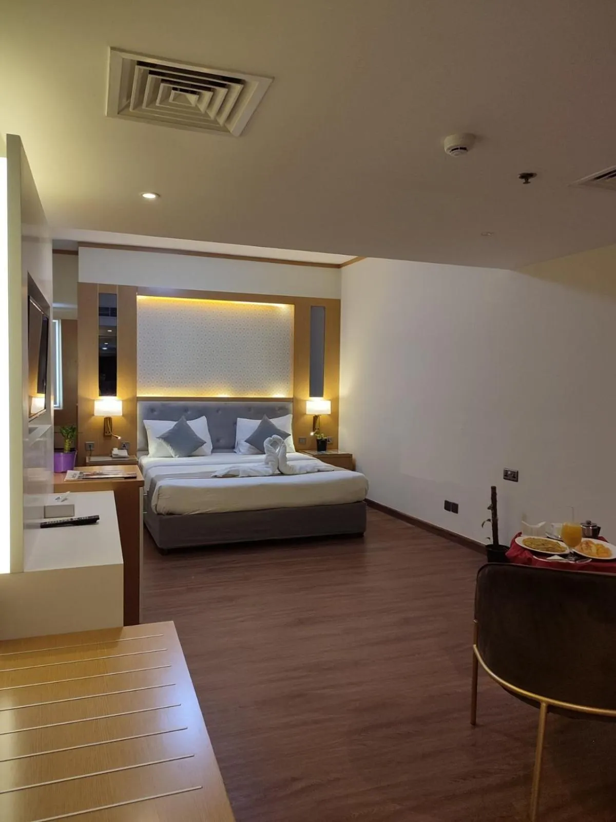 Bedroom, Bed in York International Hotel