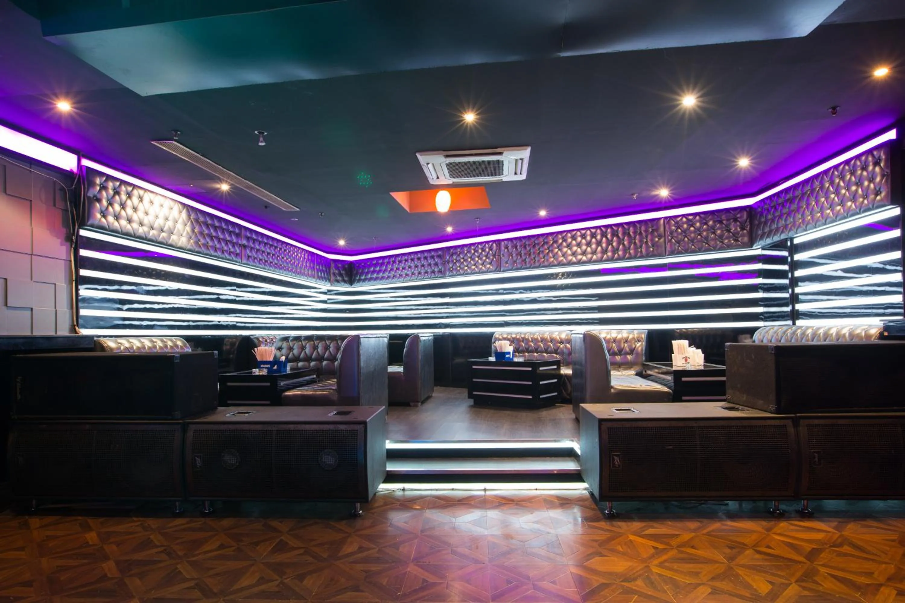 Nightclub / DJ in York International Hotel