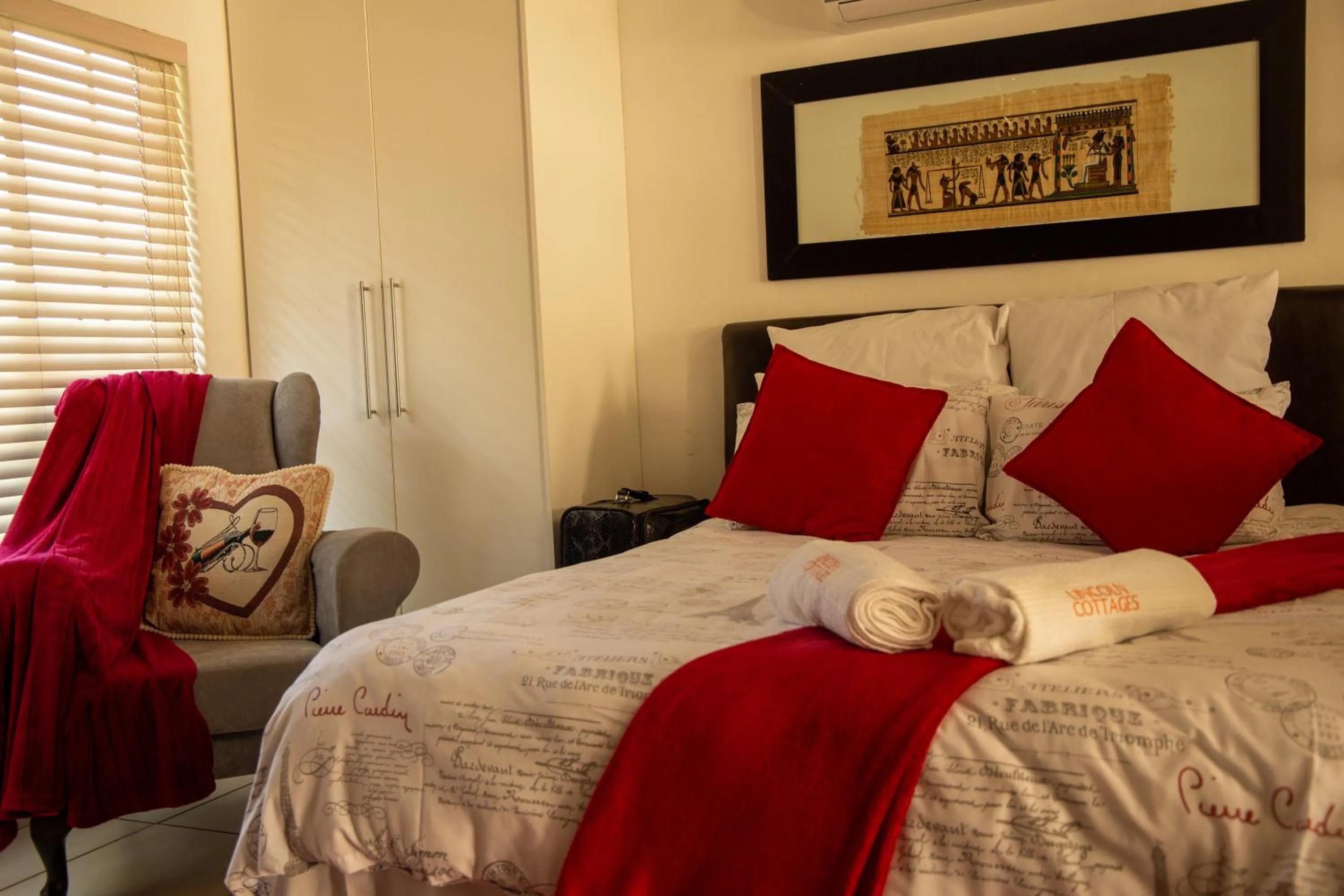 Photo of the whole room, Bed in Lincoln Cottages BnB & Self-Catering