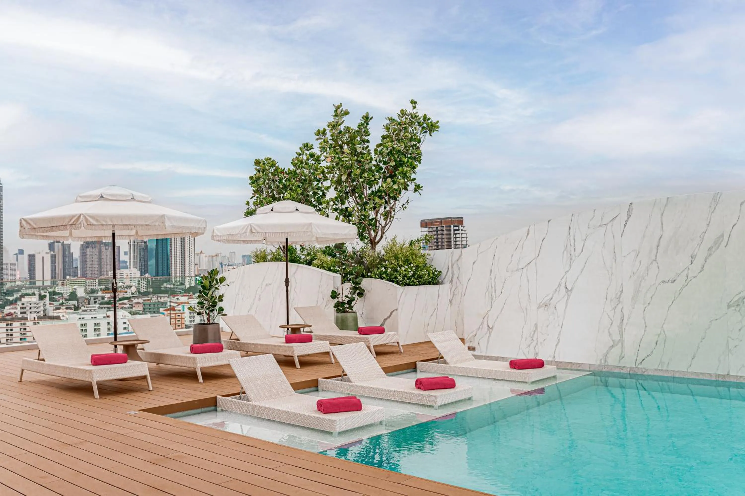 Swimming pool in Aspira Residence Sukhumvit 71