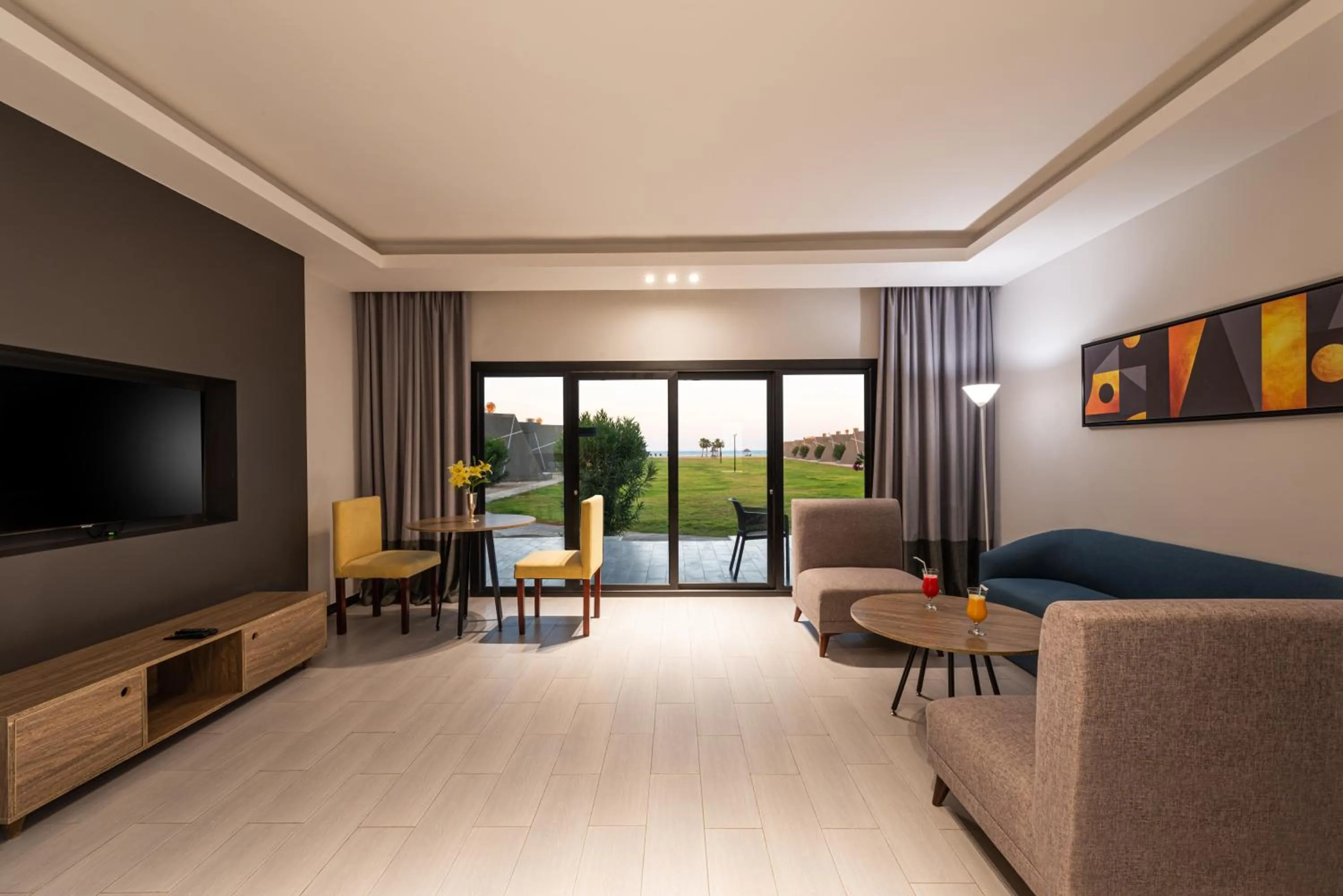 Communal lounge/ TV room in HDB Al Khobar Resort & Spa