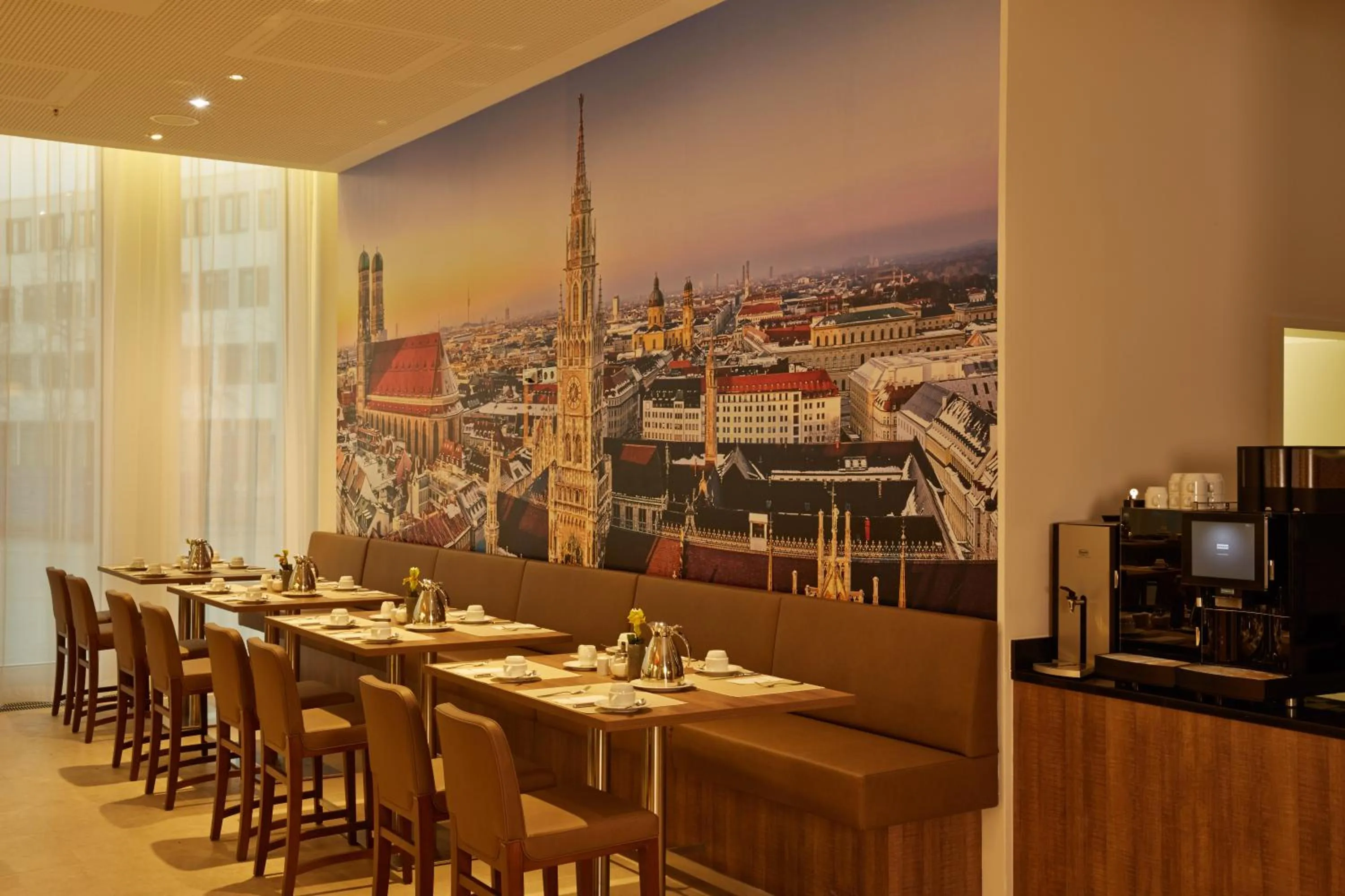 Restaurant/places to eat in H4 Hotel München Messe