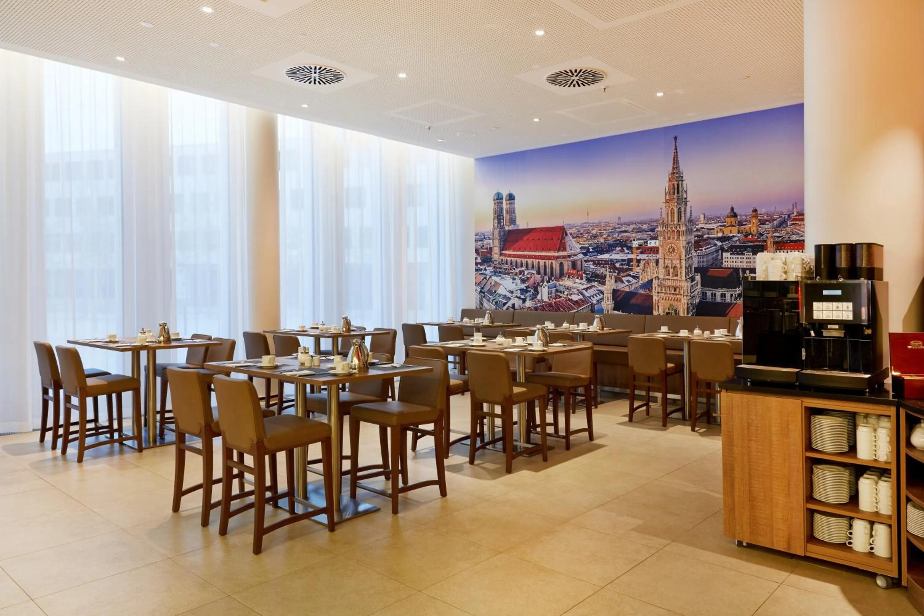 Restaurant/places to eat in H4 Hotel München Messe