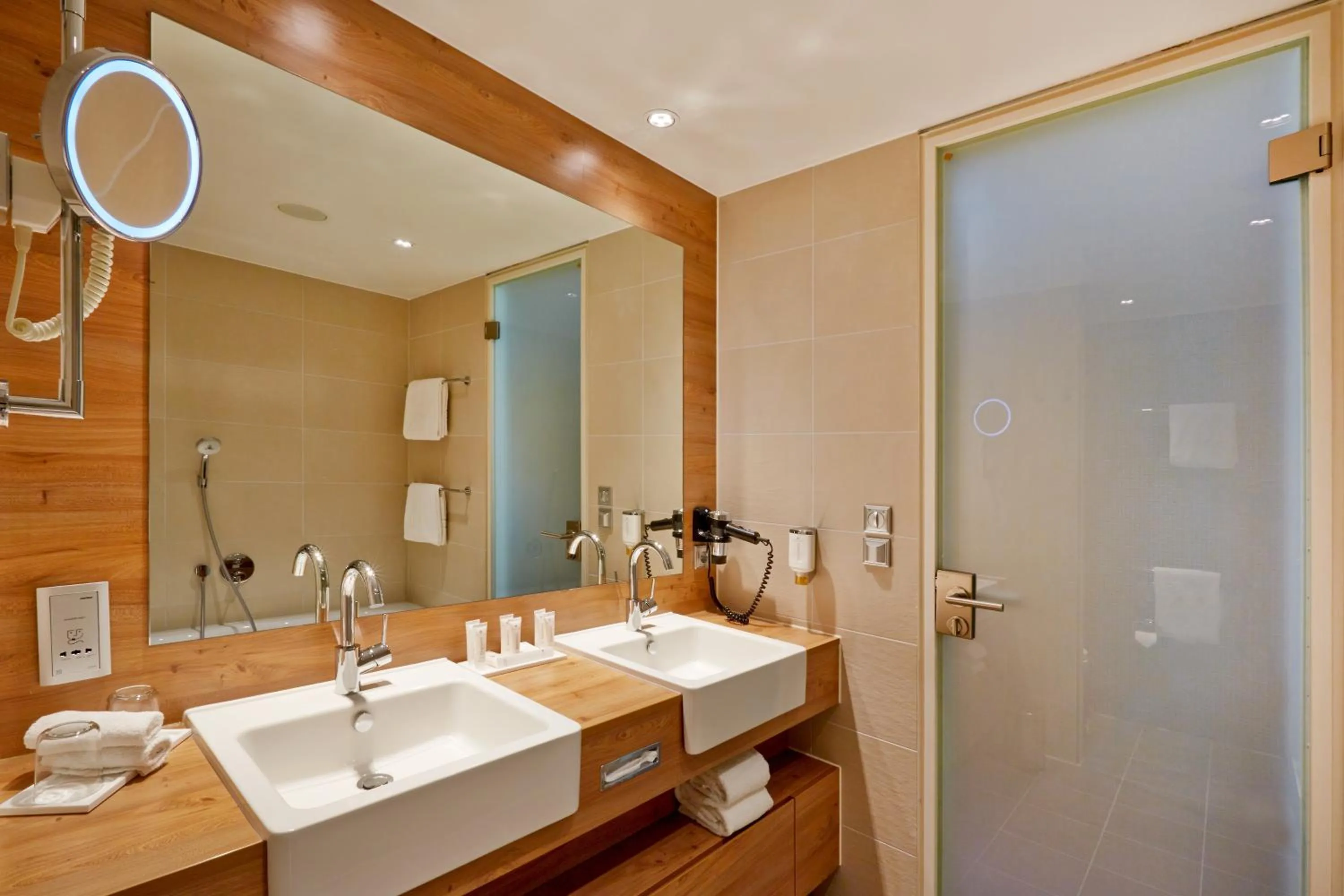 Bathroom in H4 Hotel München Messe