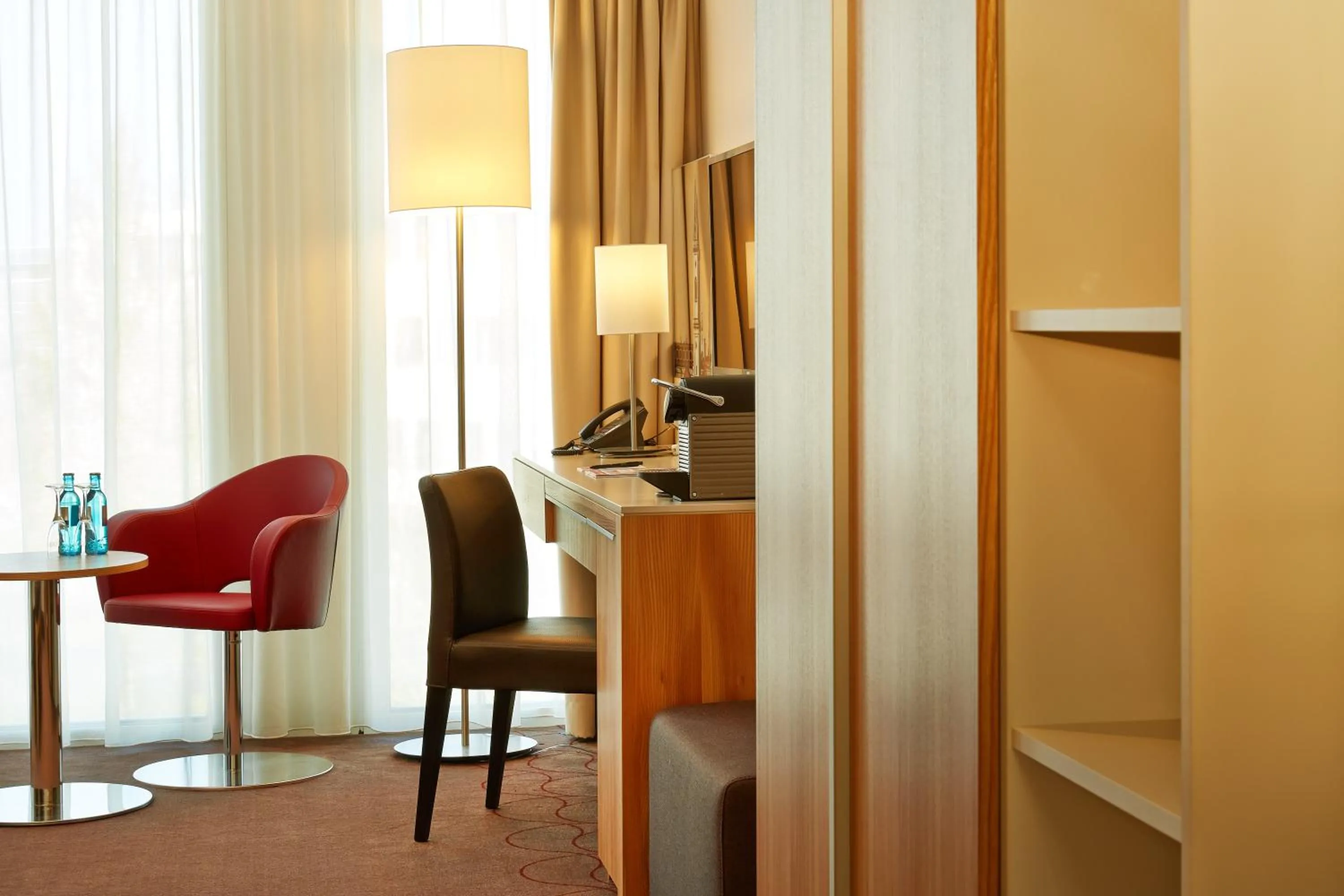 Seating area in H4 Hotel München Messe