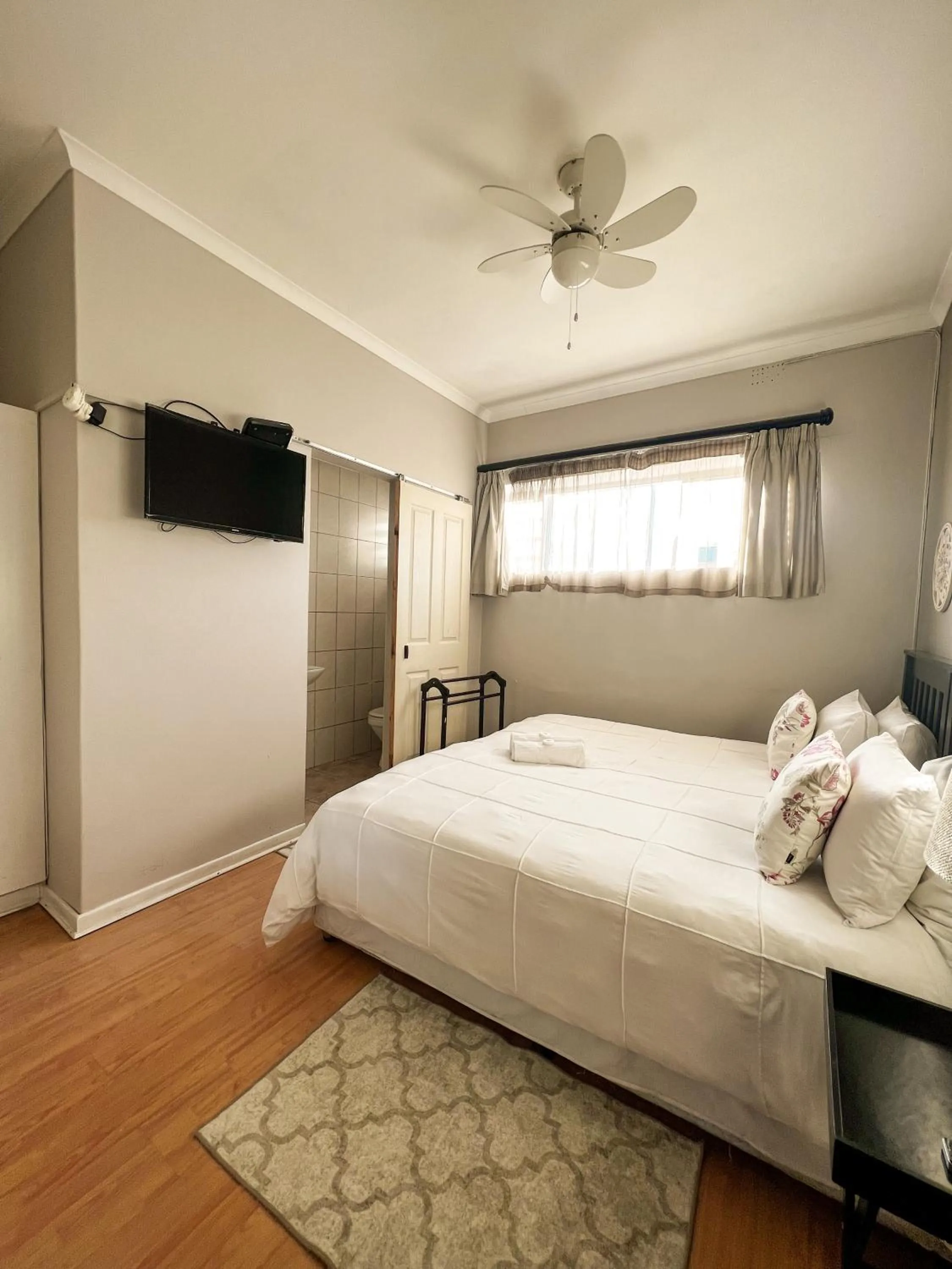 Bedroom, Bed in Goulden Street Guest House