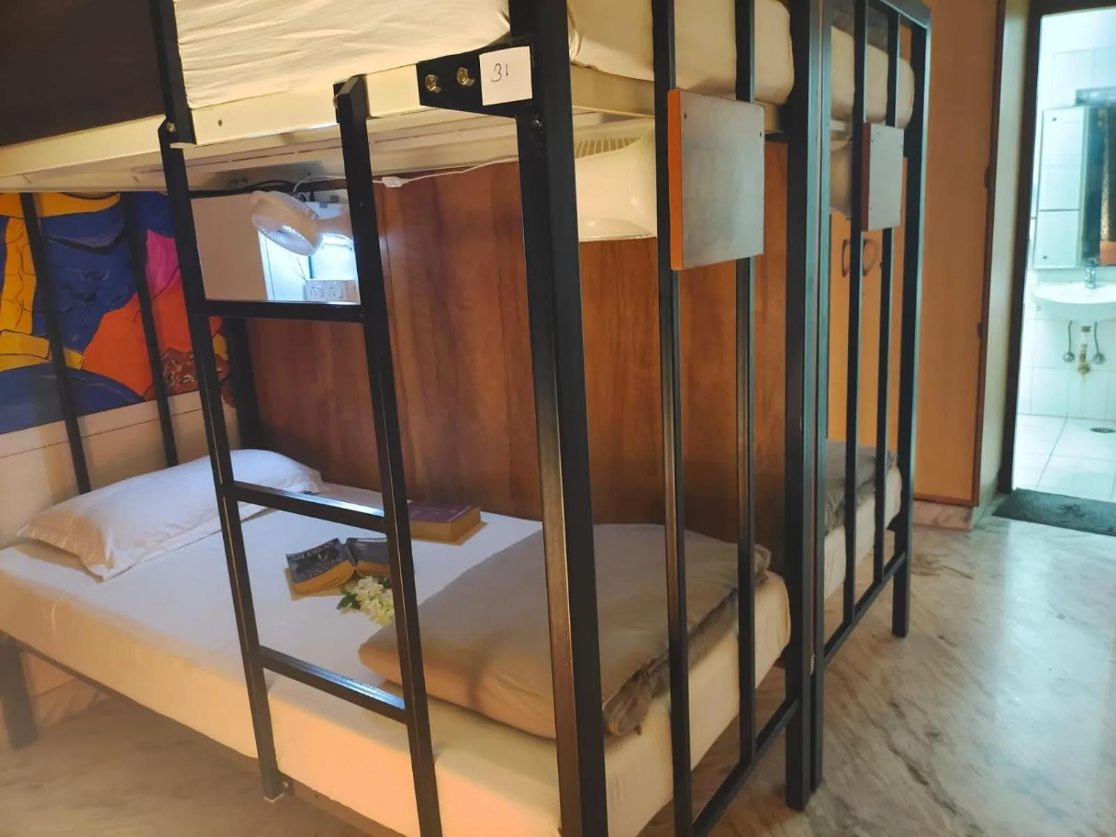 Bed in The Hood Hostel