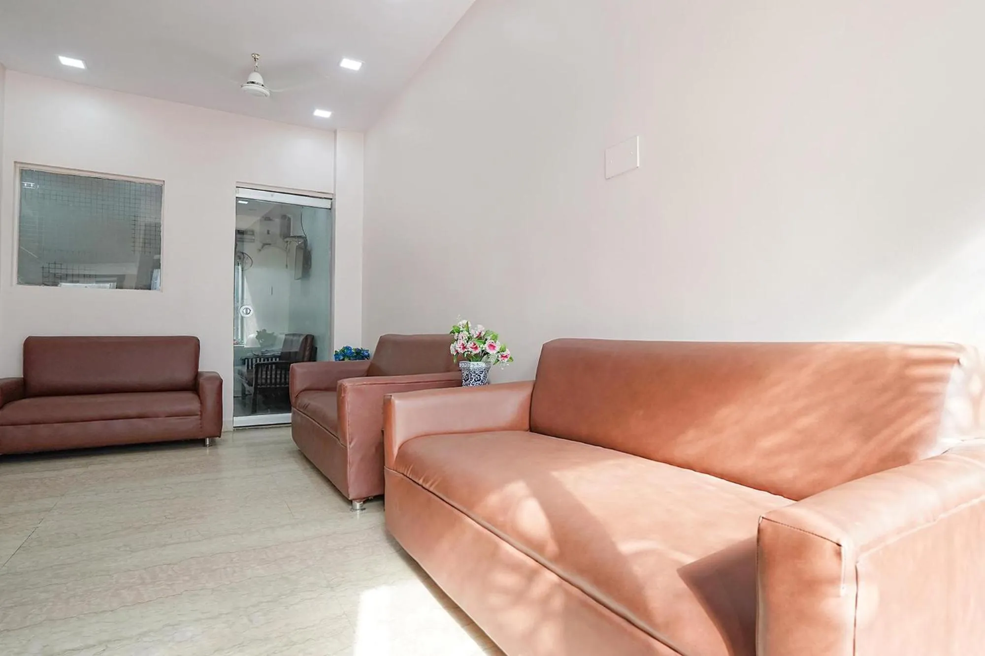 Seating area in FabHotel De Gold Karol Bagh