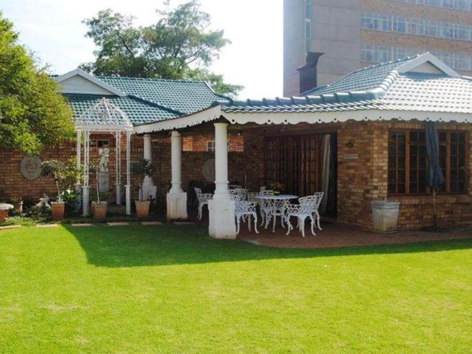 Property building in Alec Wright's Guest Lodge