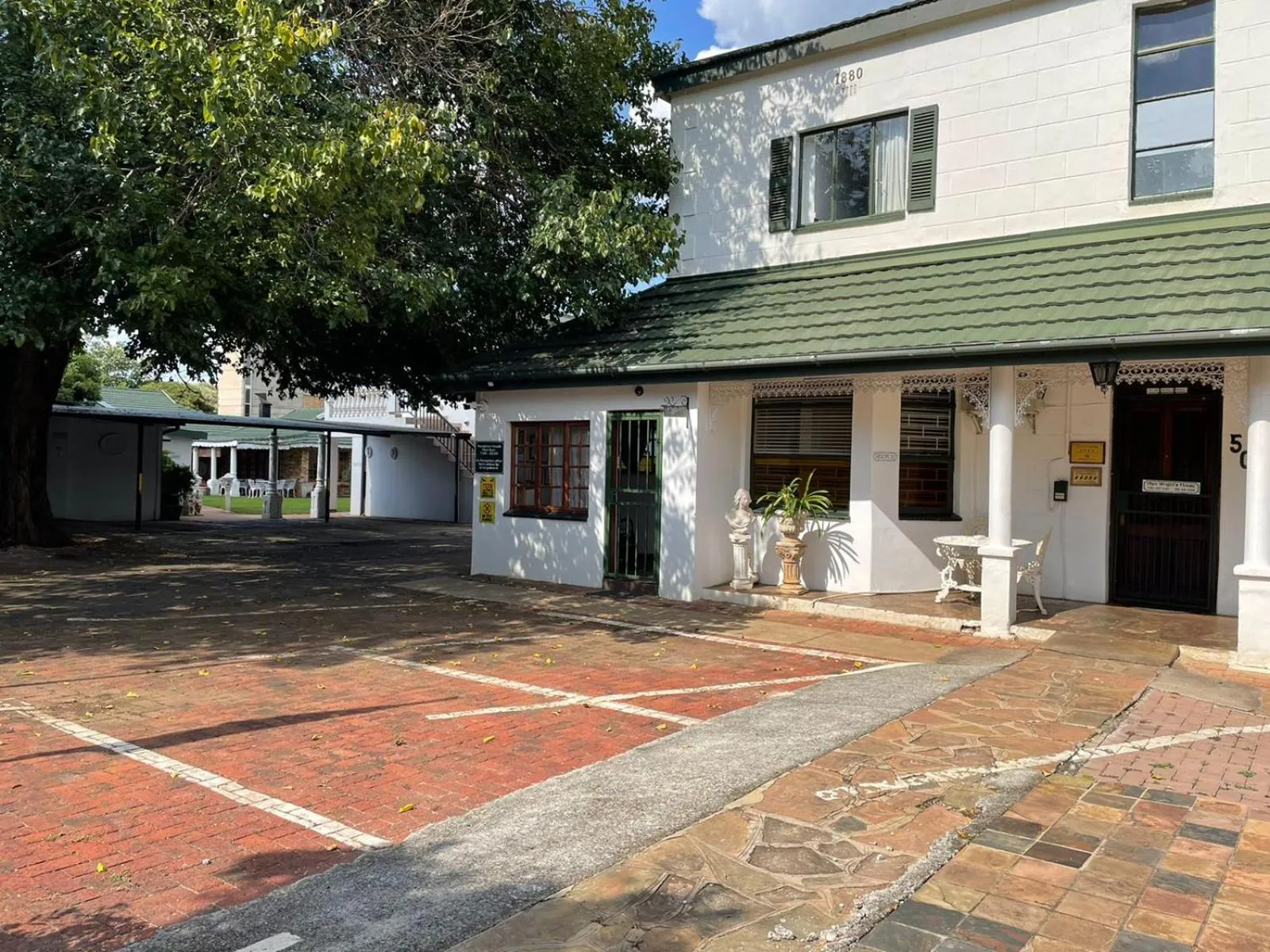 Alec Wright's Guest Lodge