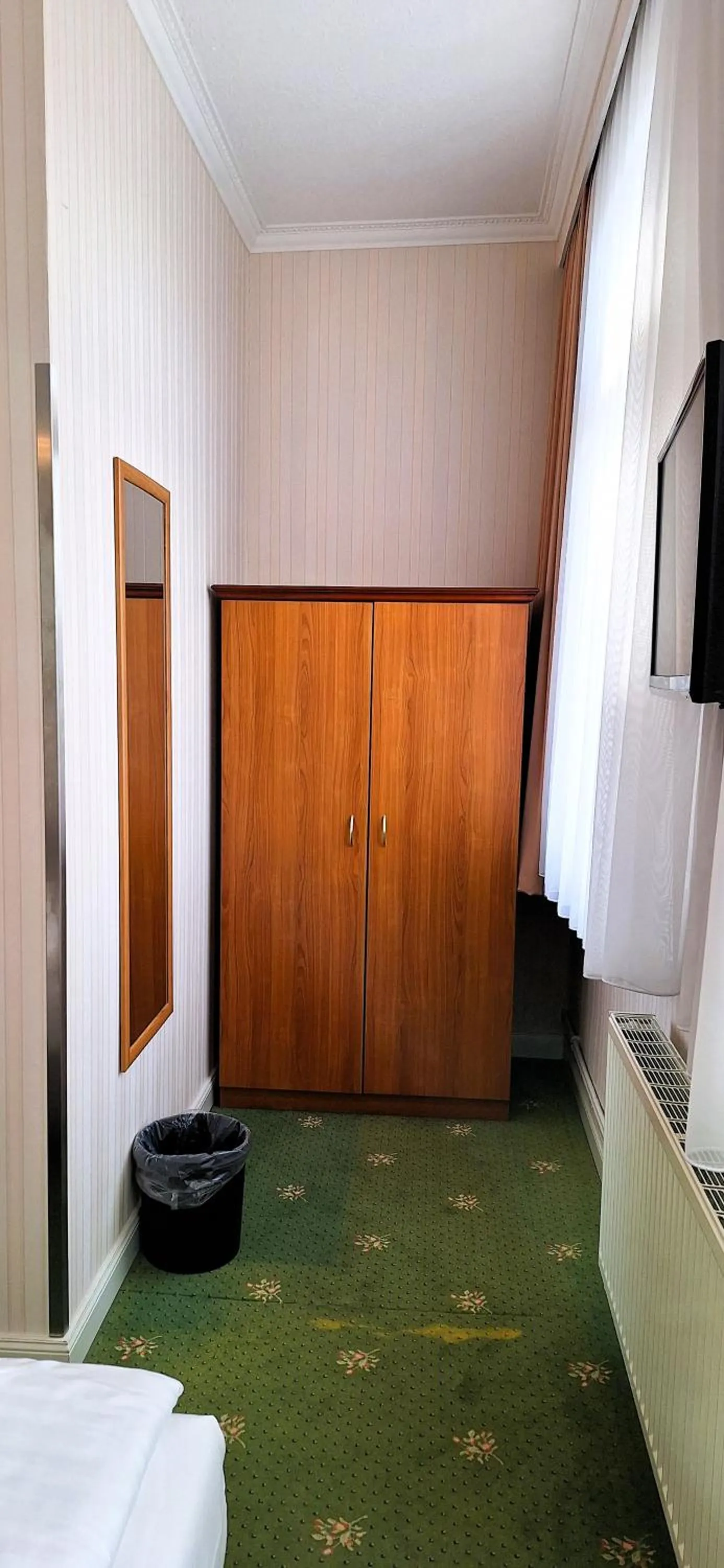 wardrobe, Bed in Hotel Meereswelle - Anno 1875