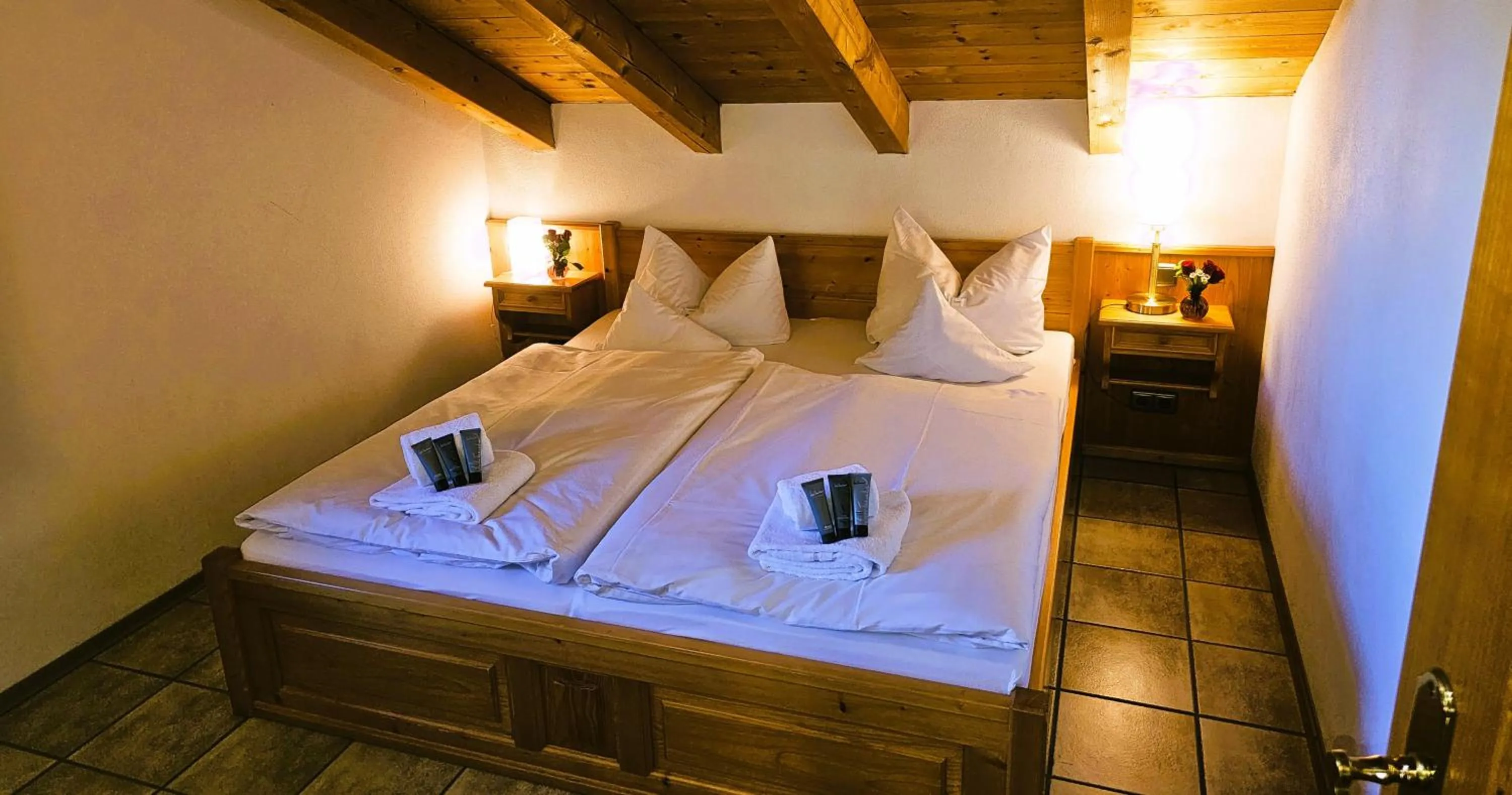 Bedroom, Bed in DEVA Achentaler Vitalhotel