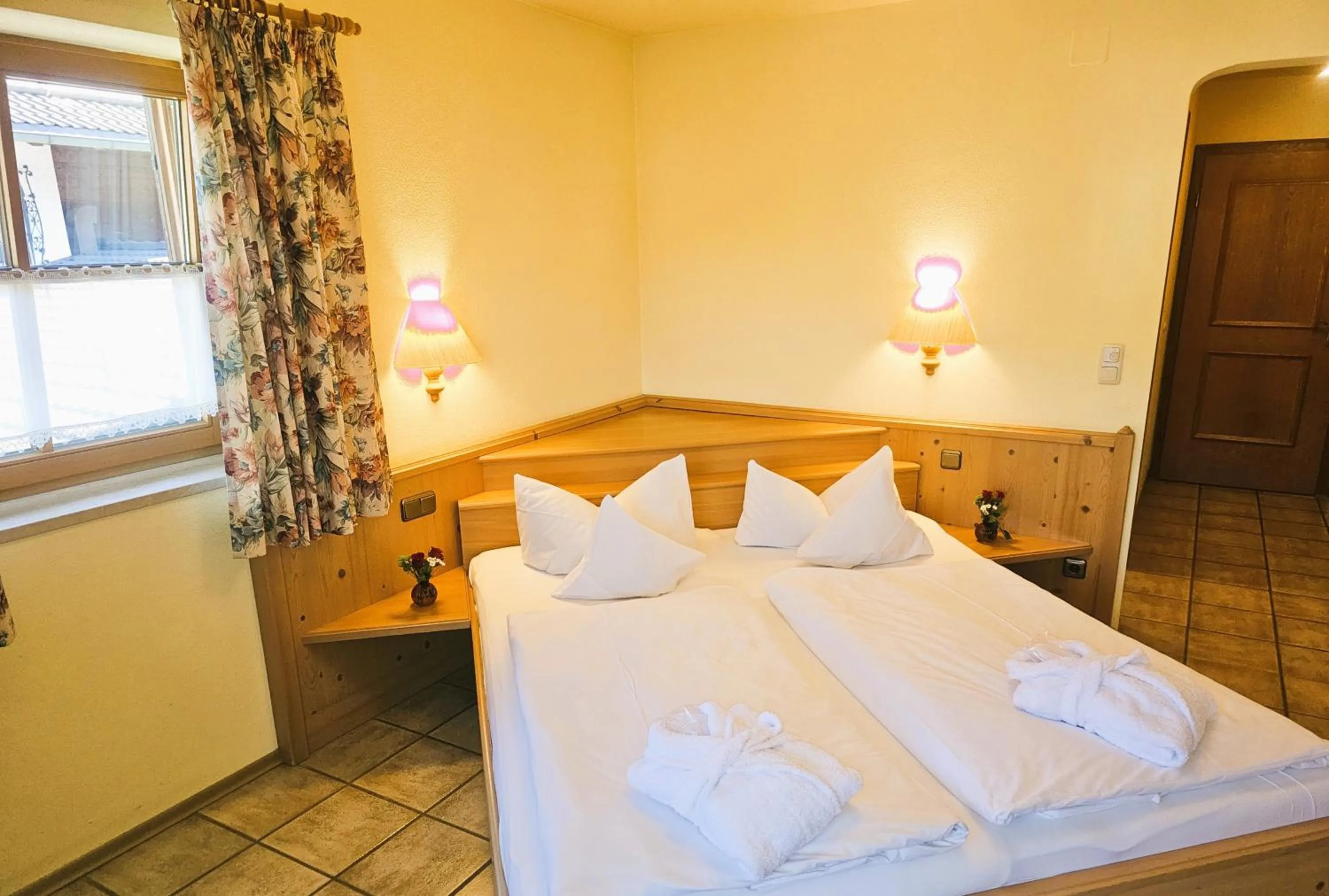 Bedroom, Bed in DEVA Achentaler Vitalhotel