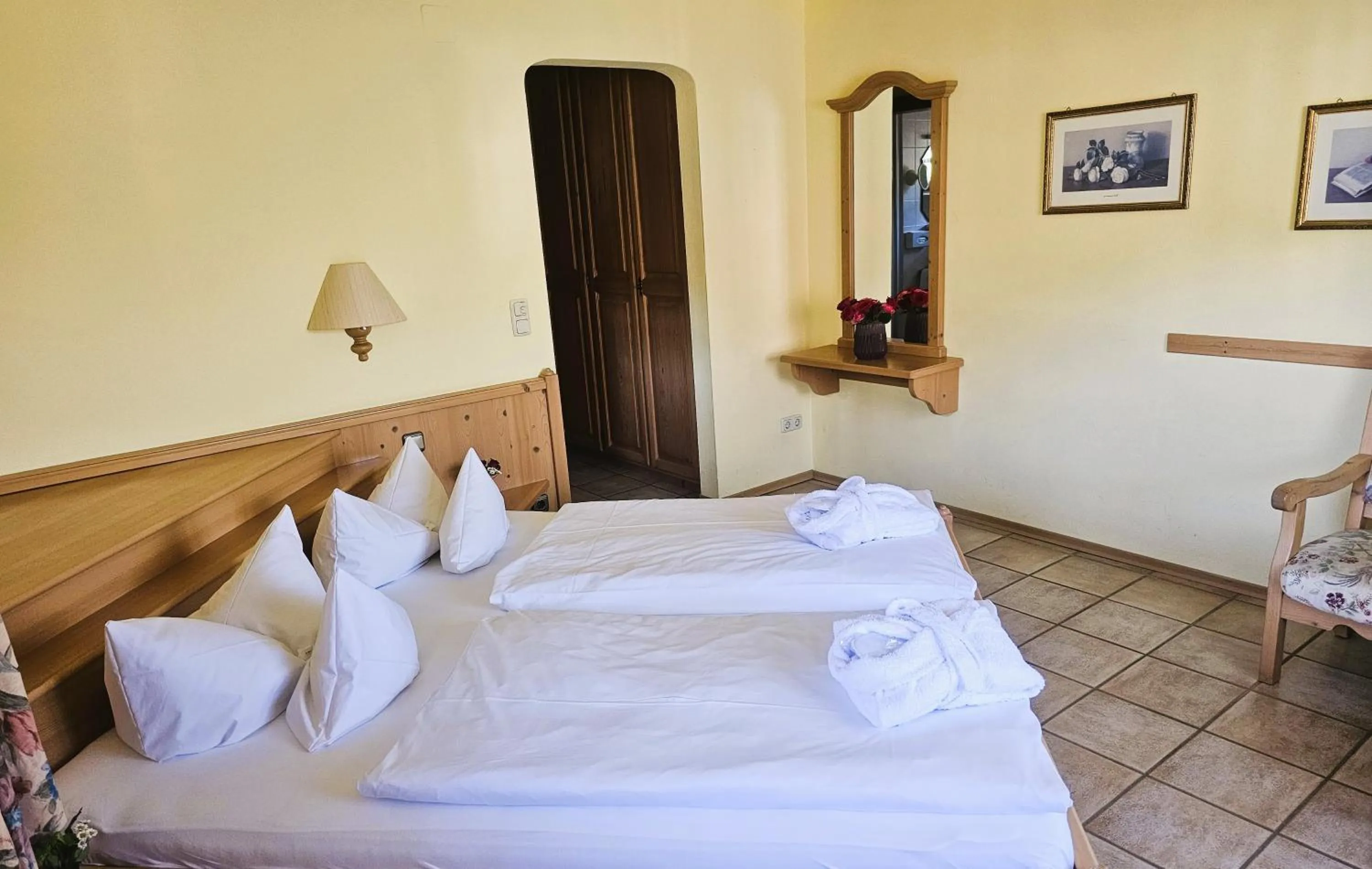 Bedroom, Bed in DEVA Achentaler Vitalhotel