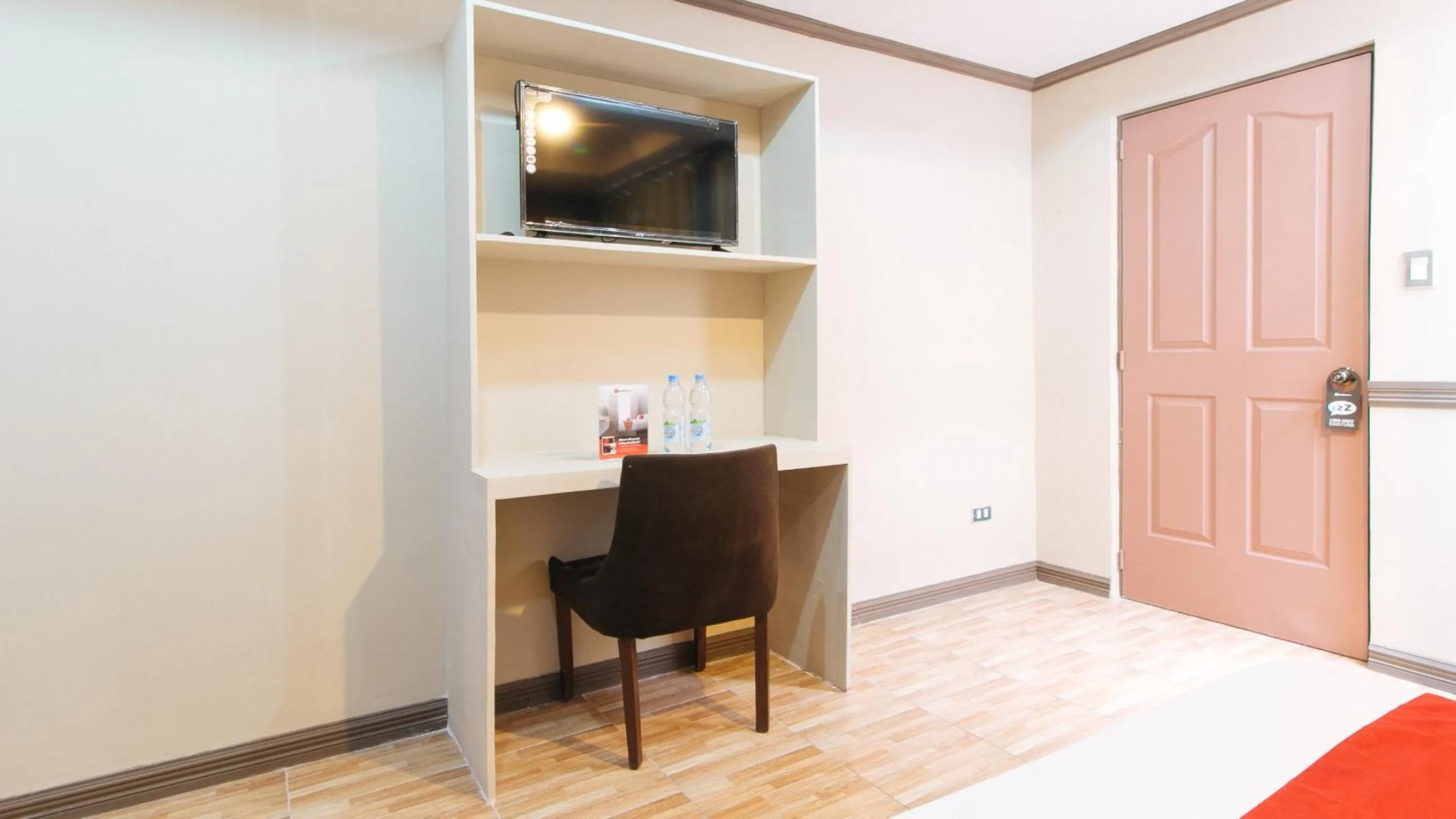 Seating area in RedDoorz Plus at Canley Residential