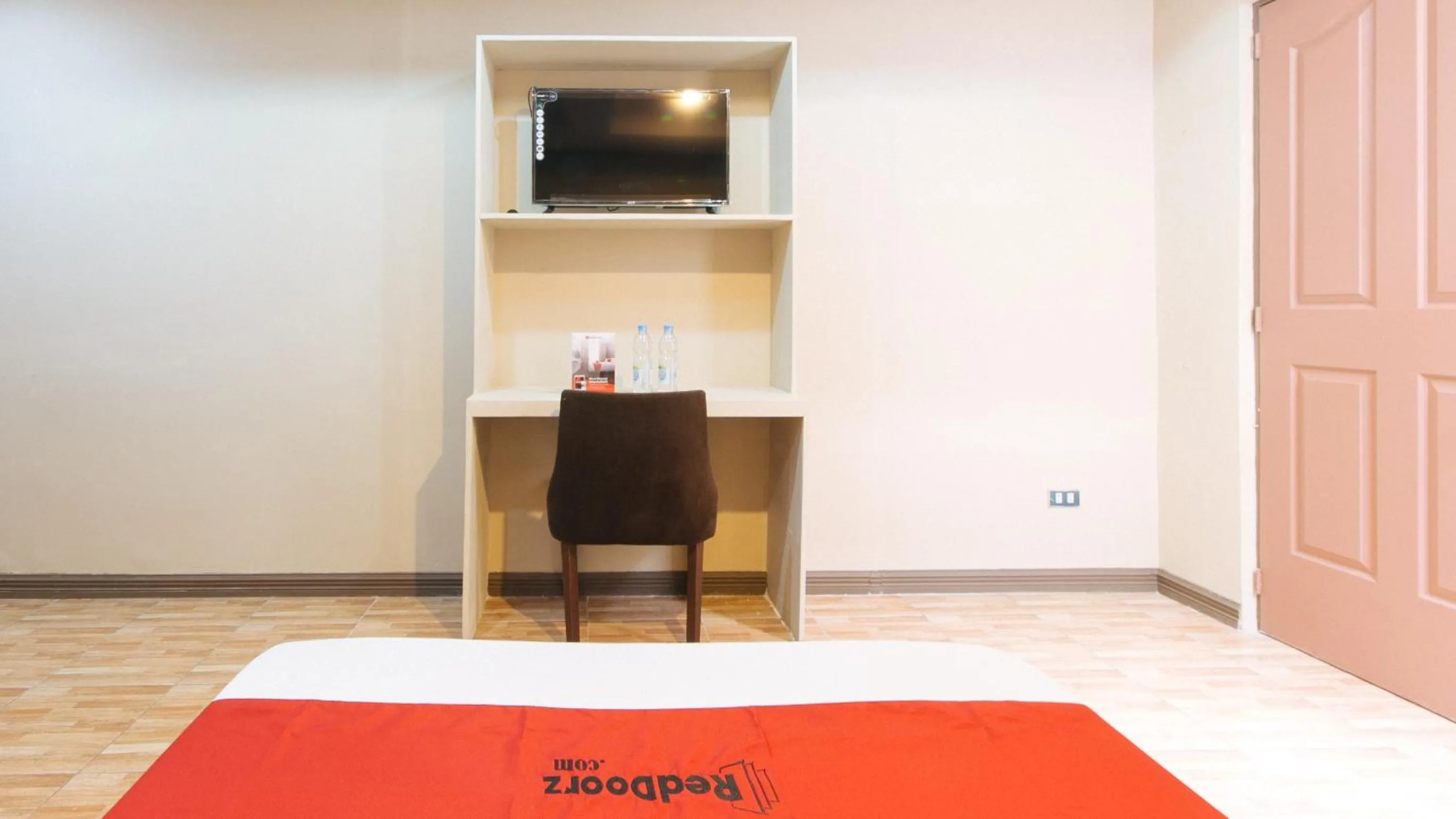 Seating area in RedDoorz Plus at Canley Residential