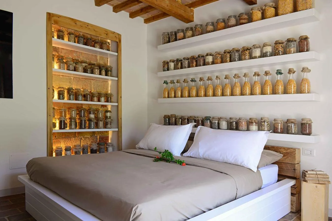 Decorative detail, Bed in Castello di Granarola Relais - Adults Friendly -