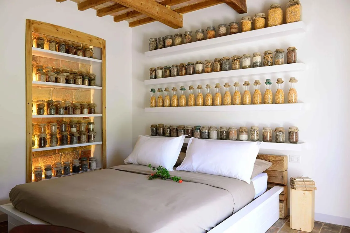 Decorative detail, Bed in Castello di Granarola Relais - Adults Friendly -