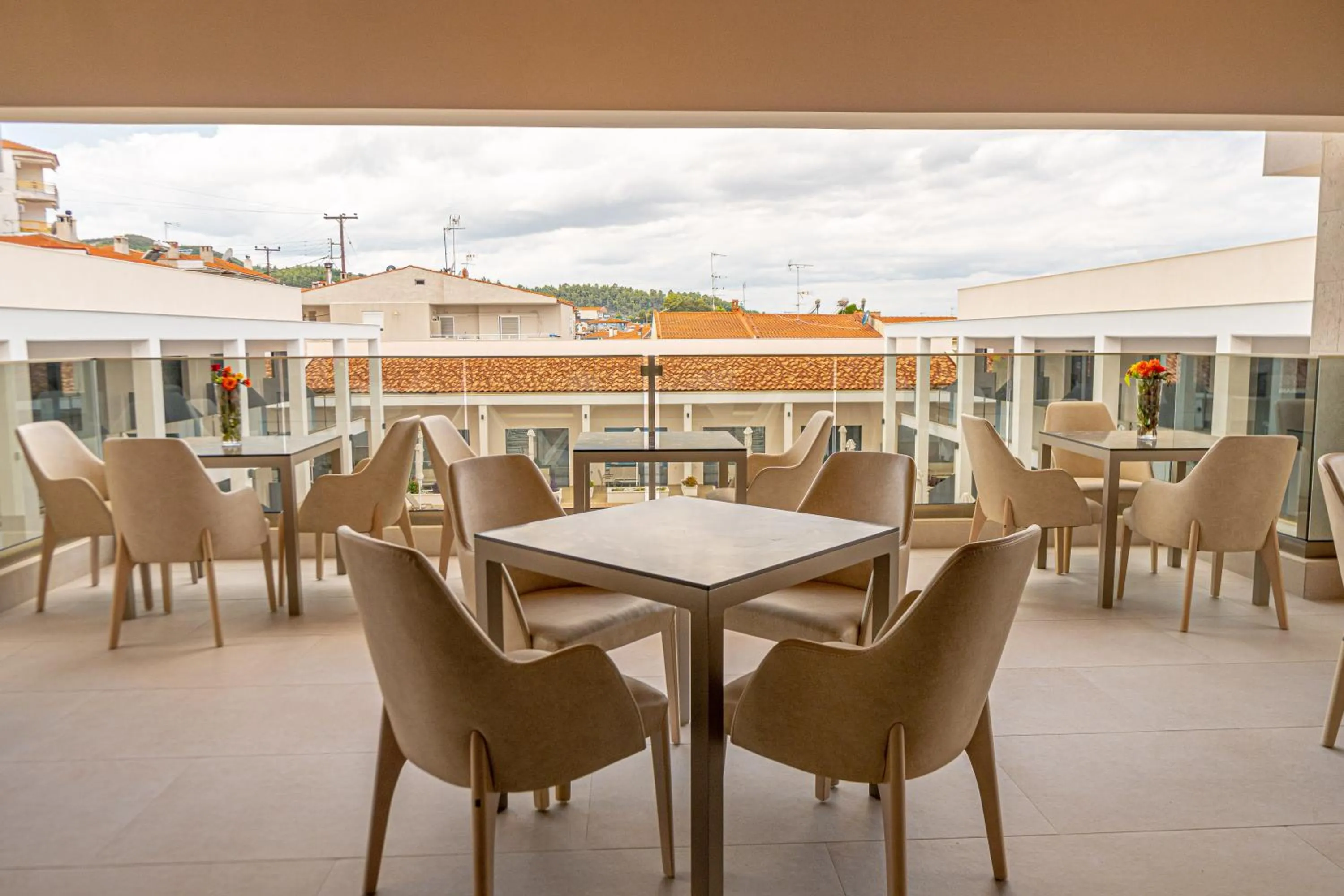 Restaurant/places to eat in Mirror Hotel