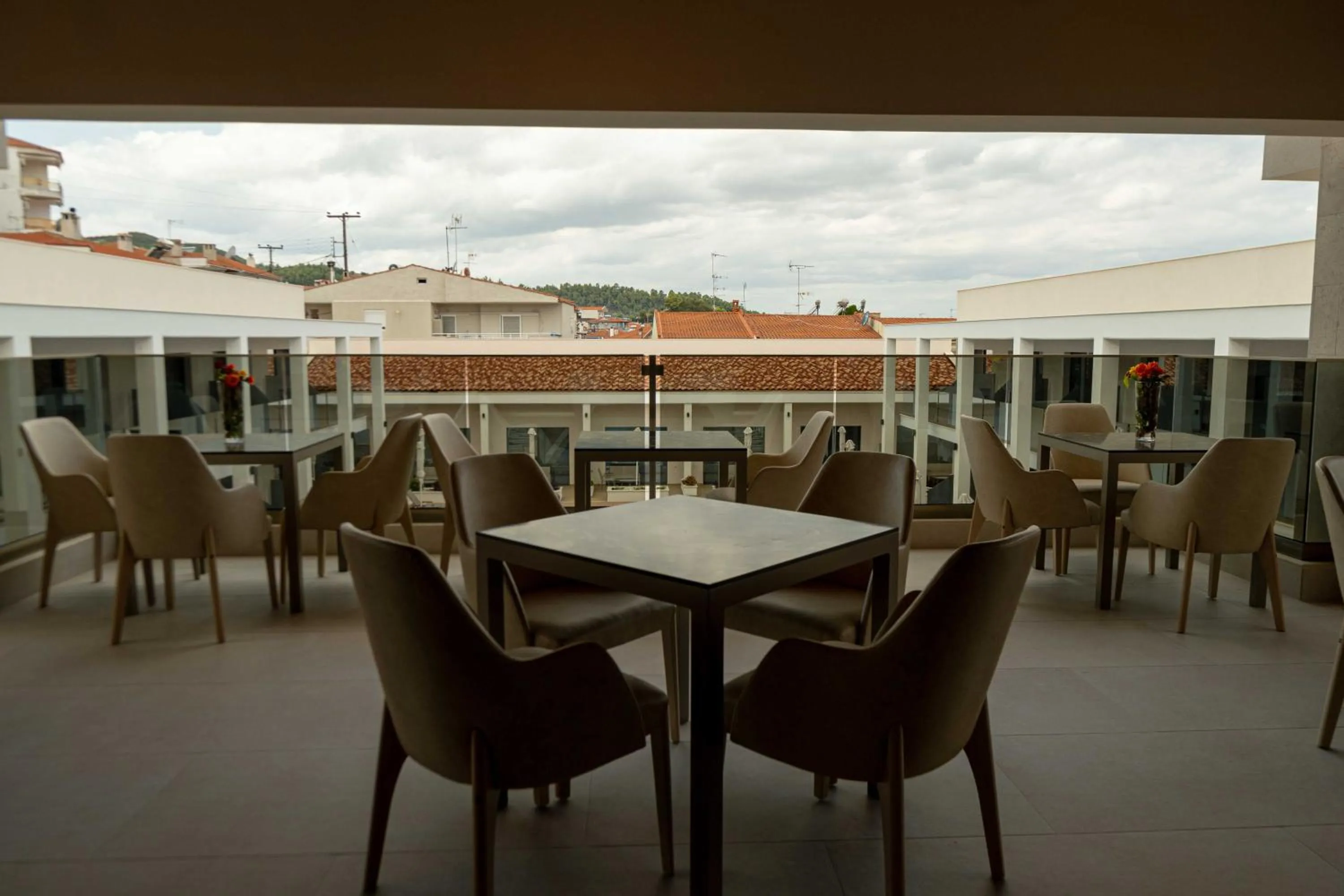 Restaurant/places to eat in Mirror Hotel