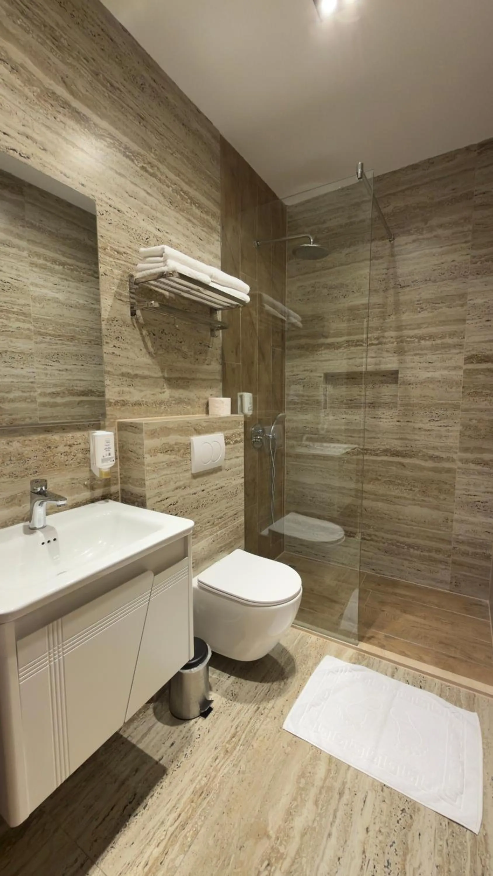 Shower in Hotel Semitronix