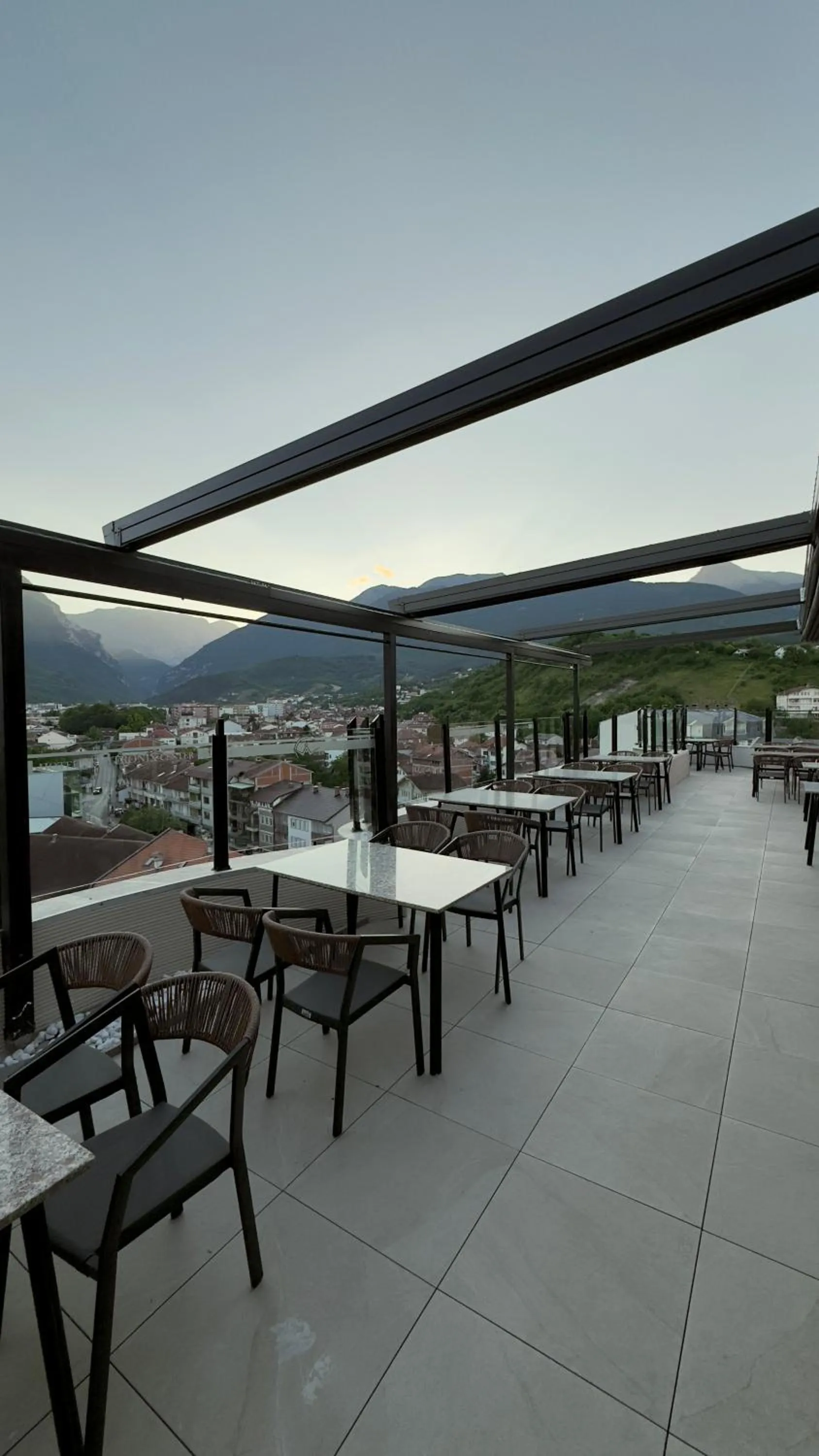 Restaurant/places to eat in Hotel Semitronix