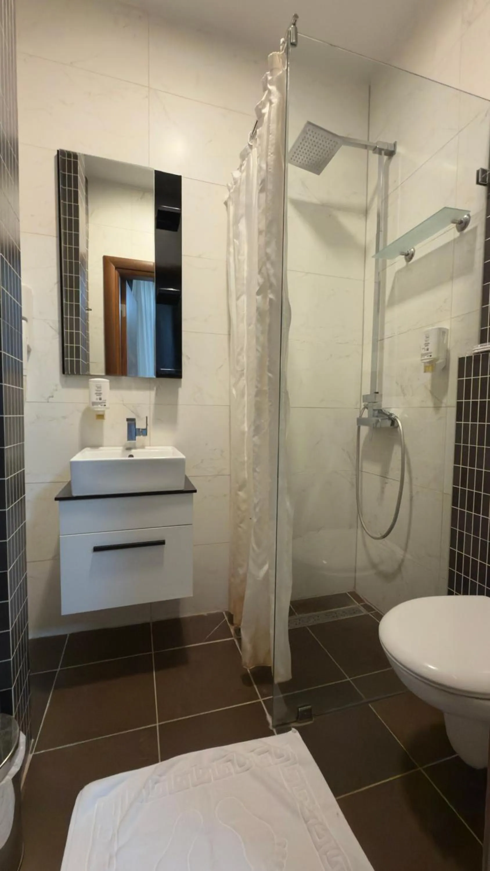 Shower in Hotel Semitronix