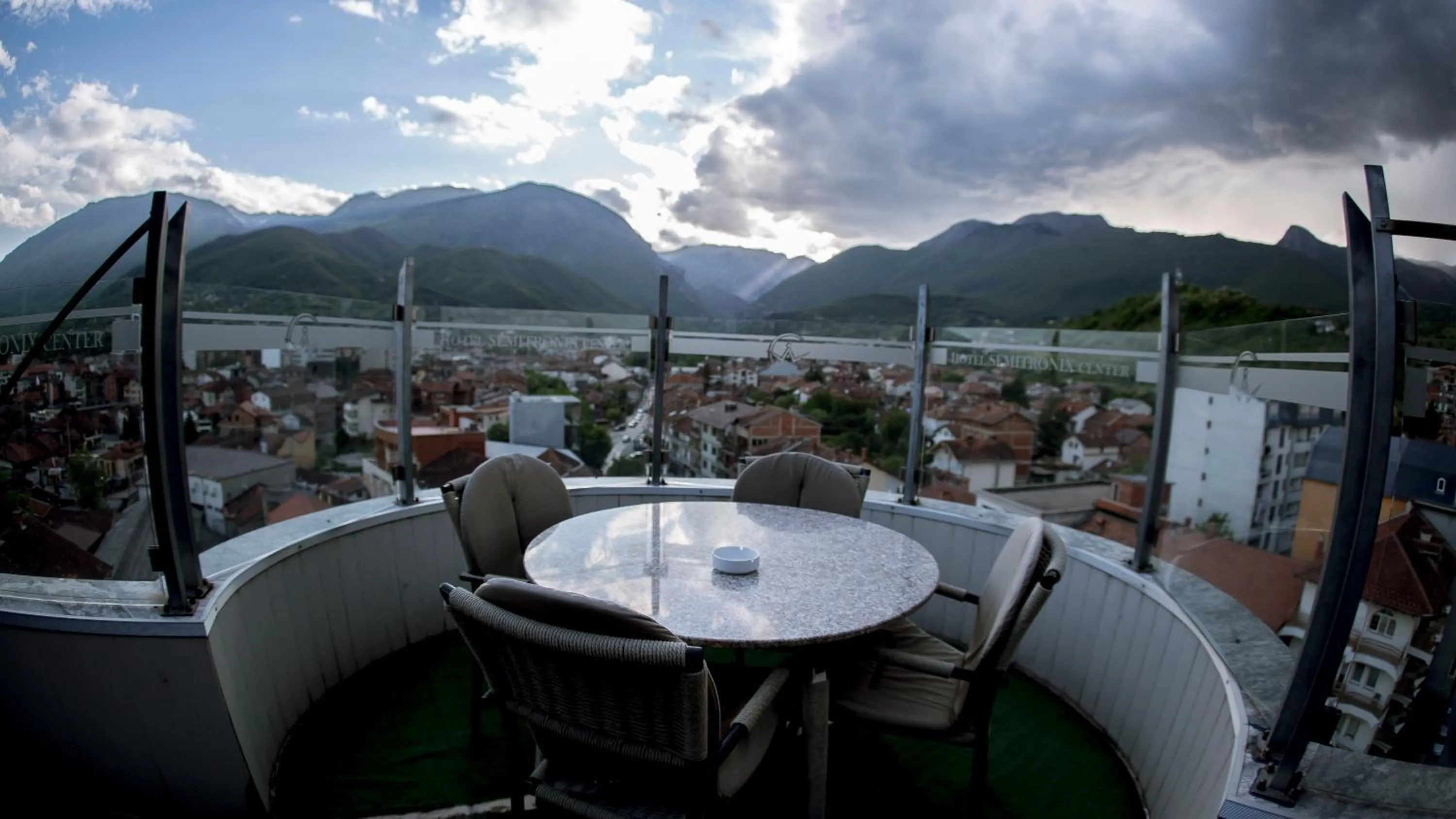 Restaurant/places to eat in Hotel Semitronix