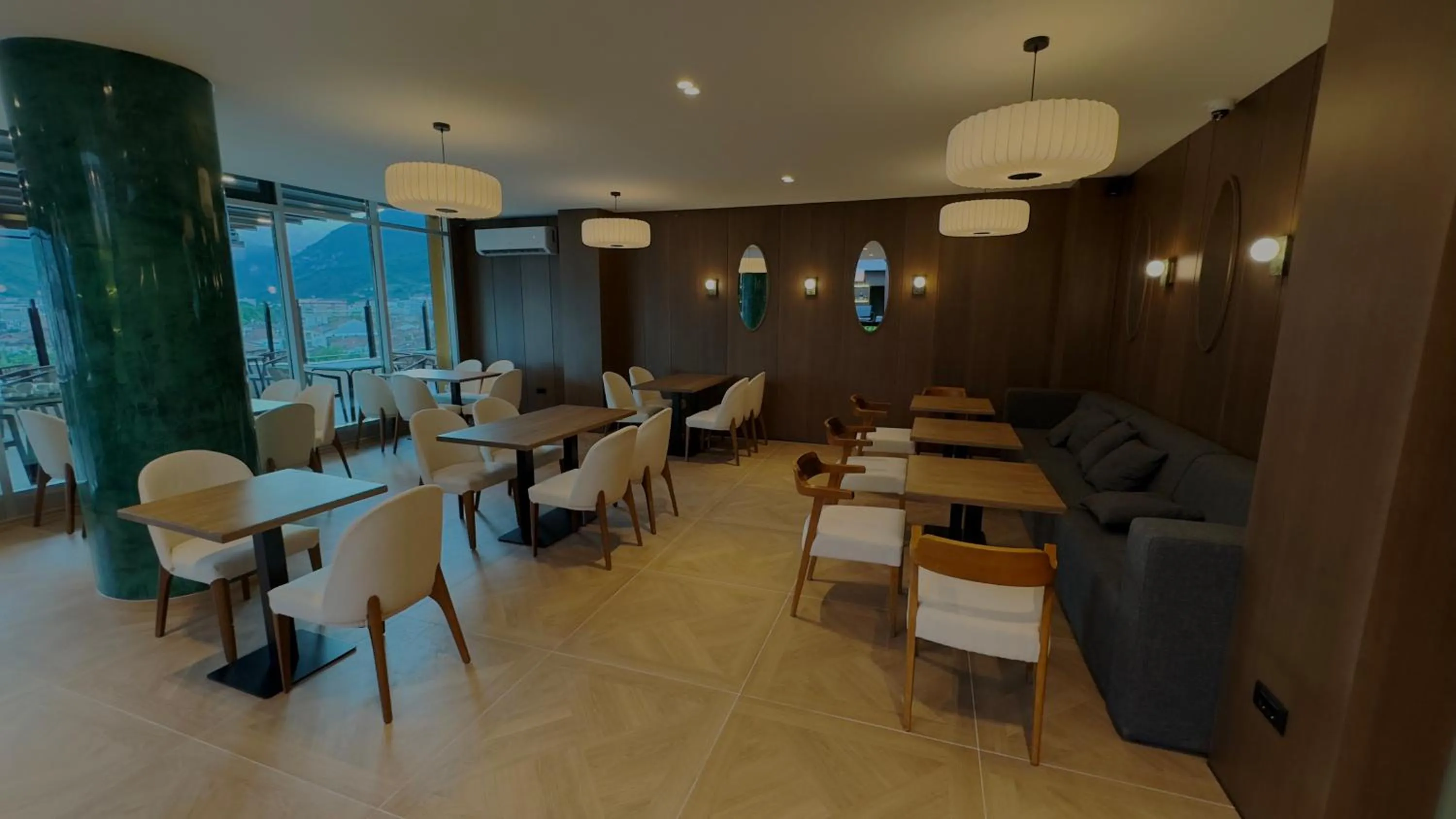 Restaurant/places to eat in Hotel Semitronix