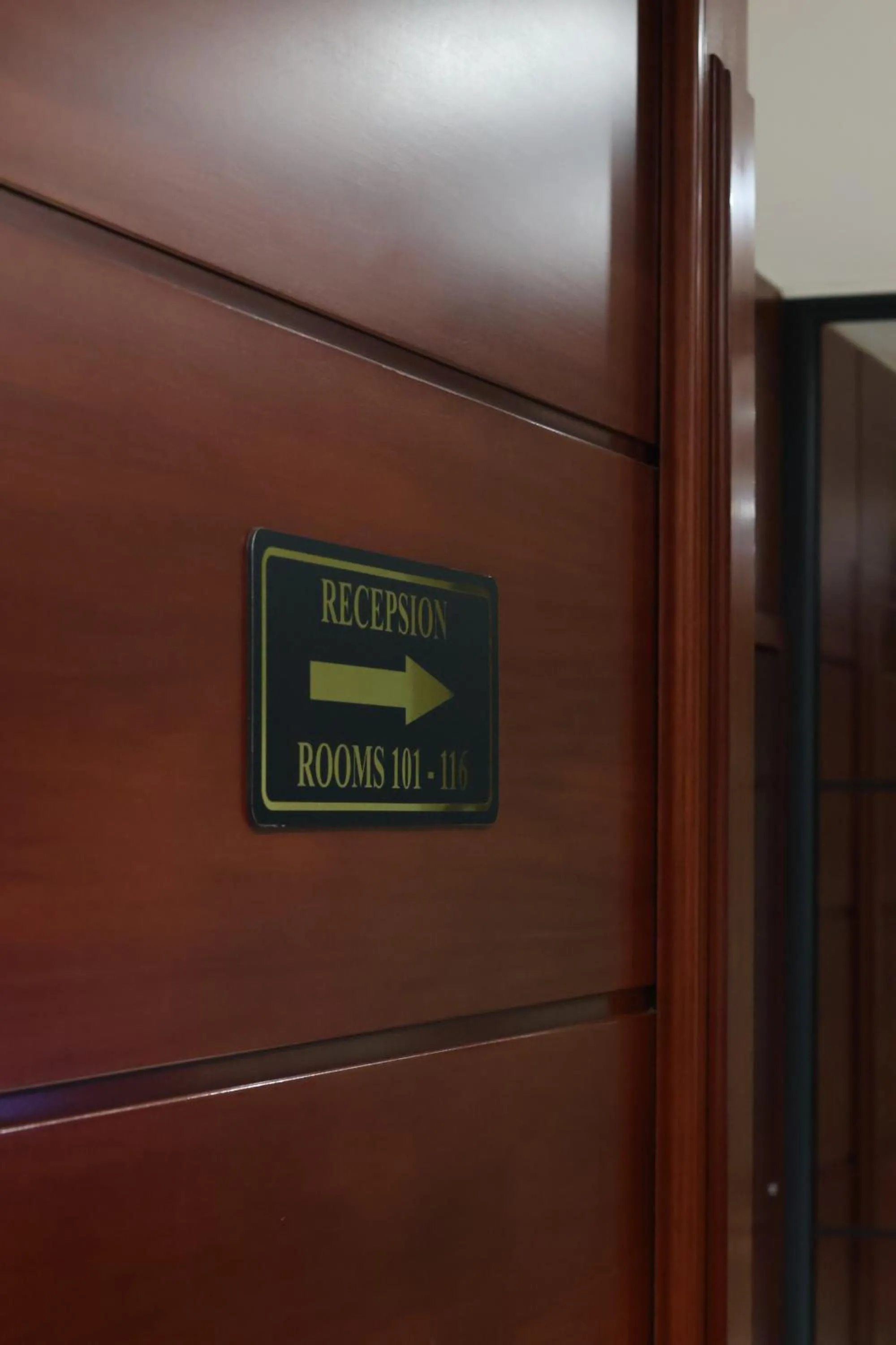 Text overlay in Hotel Semitronix