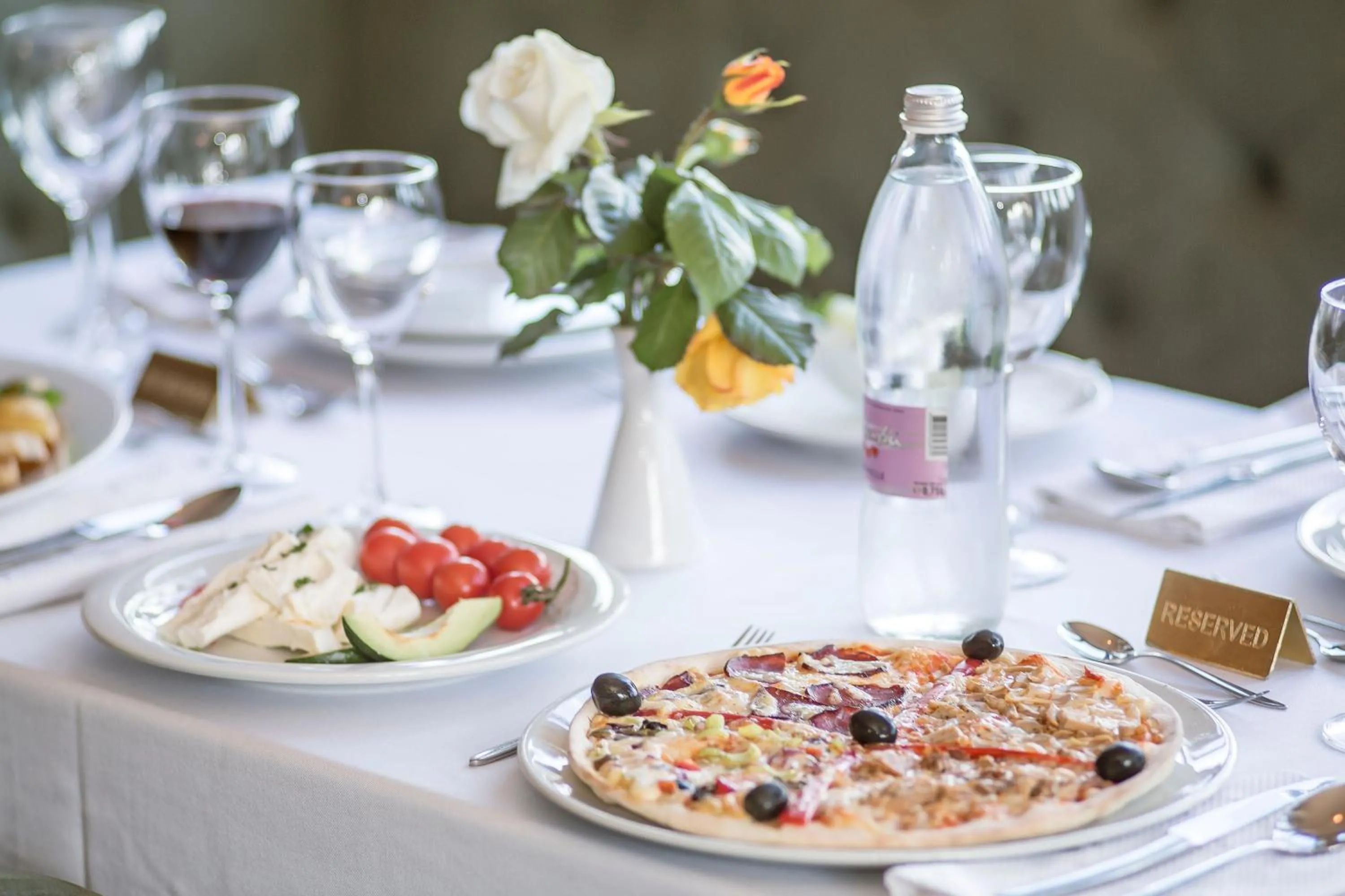 Restaurant/places to eat in Hotel Semitronix