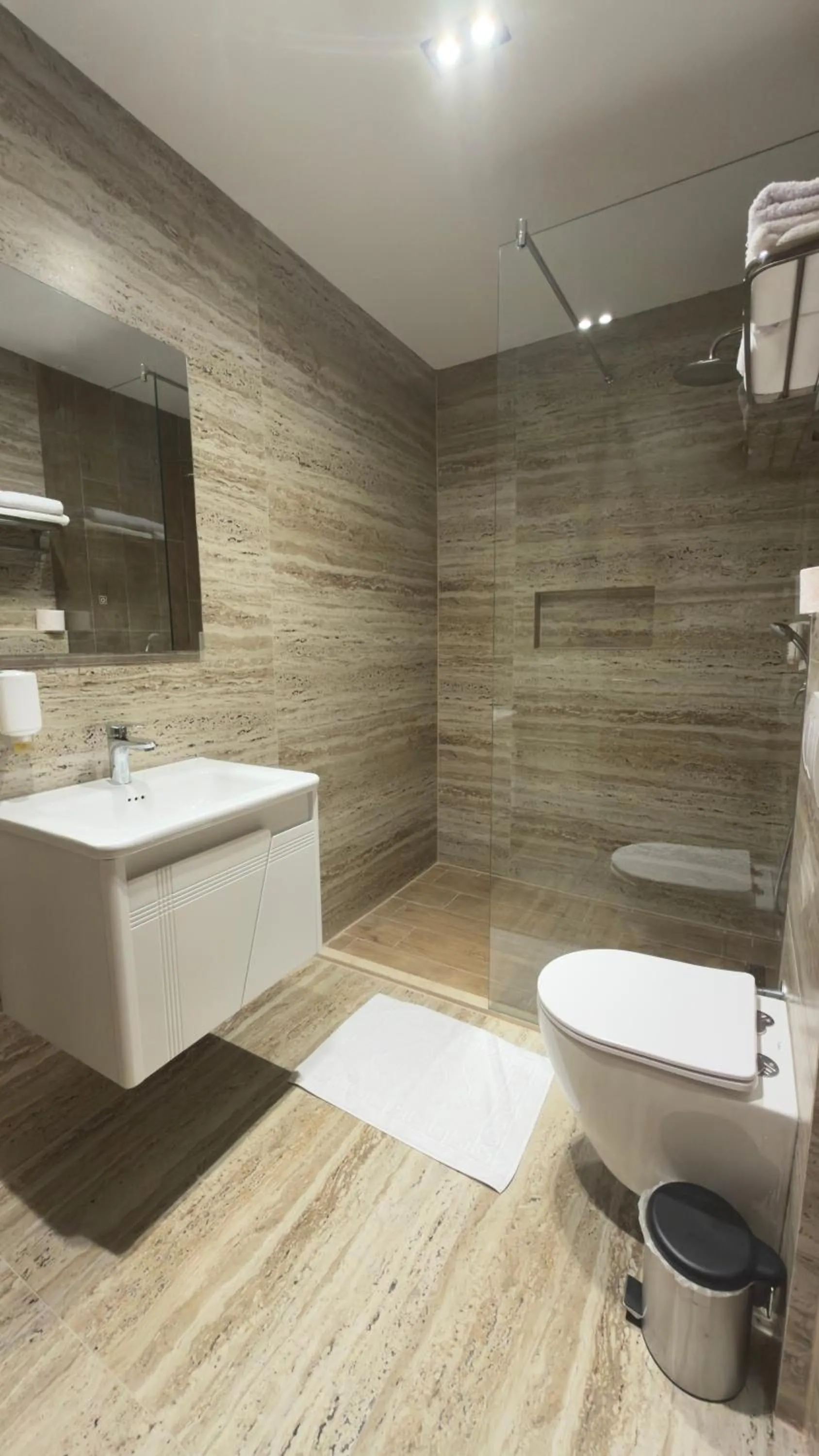 Shower in Hotel Semitronix