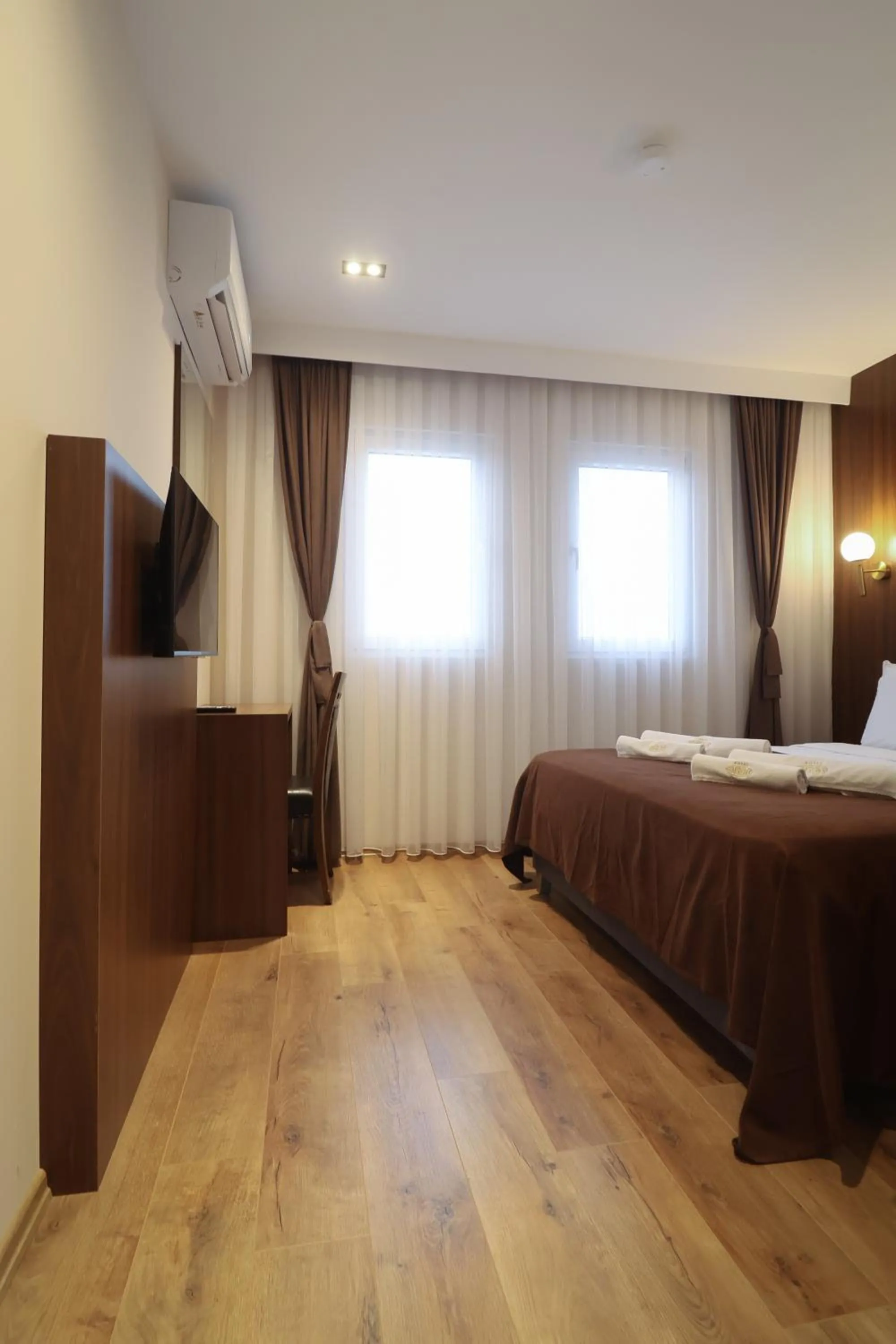 Communal lounge/ TV room, Bed in Hotel Semitronix