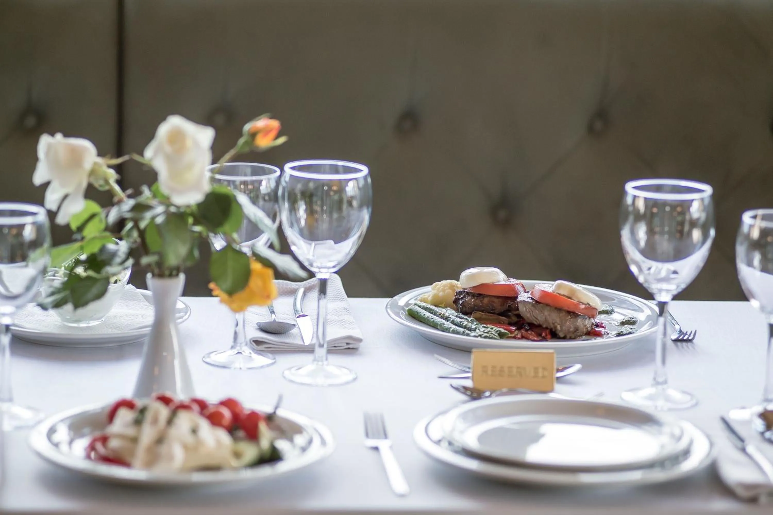 Restaurant/places to eat in Hotel Semitronix