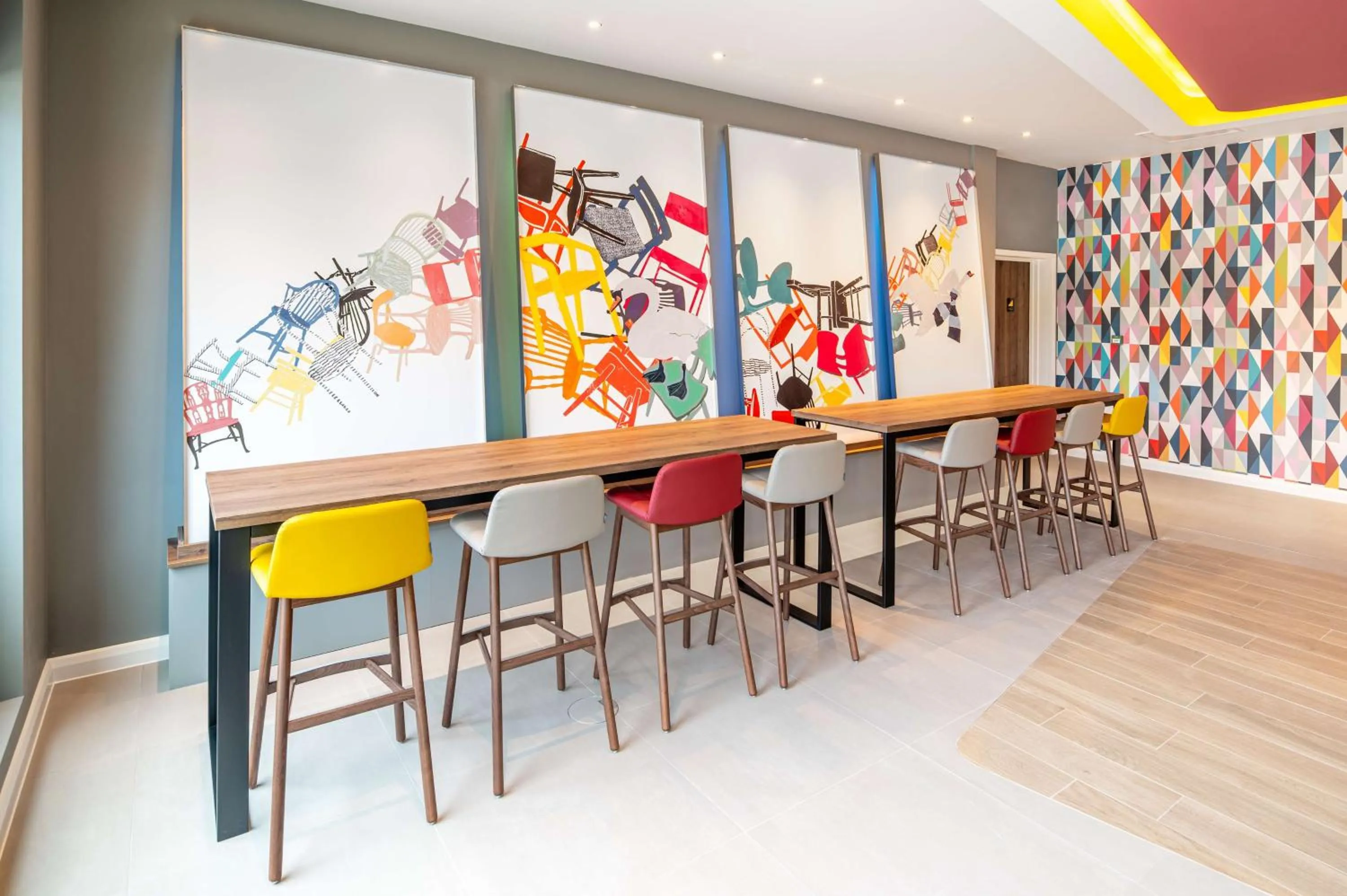 Lobby or reception in Hampton by Hilton High Wycombe