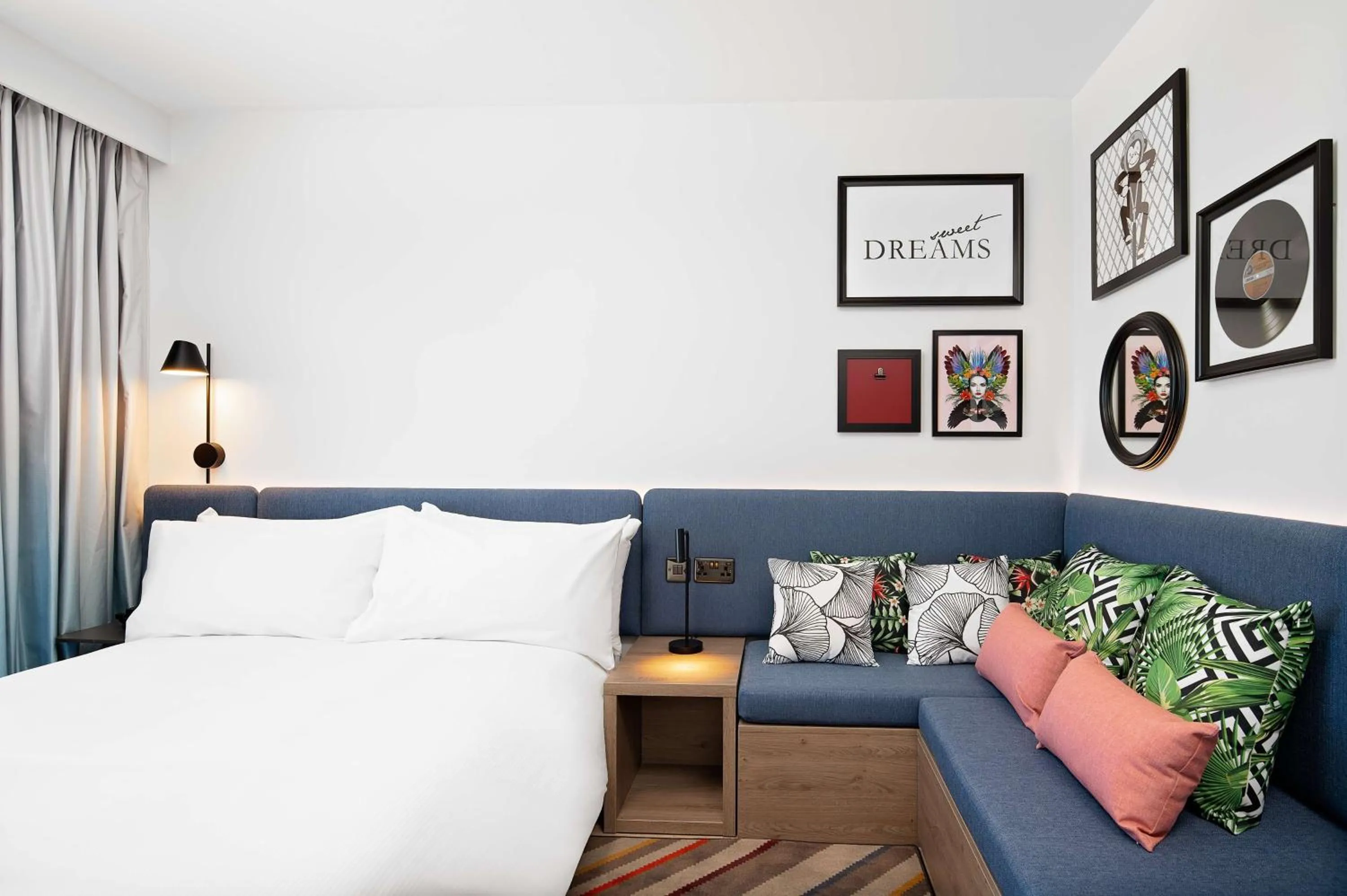 Living room, Bed in Hampton by Hilton High Wycombe