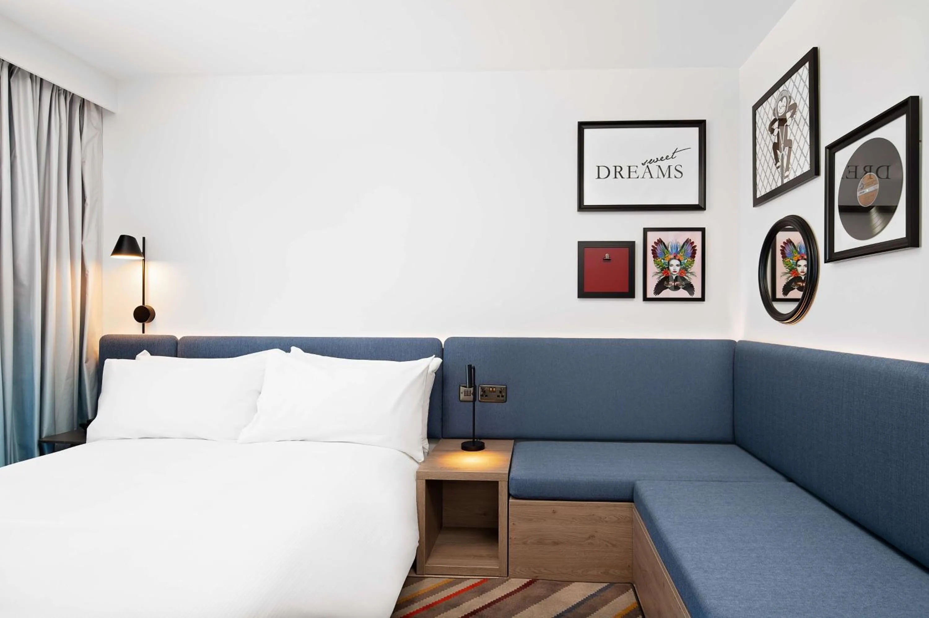 Living room, Bed in Hampton by Hilton High Wycombe