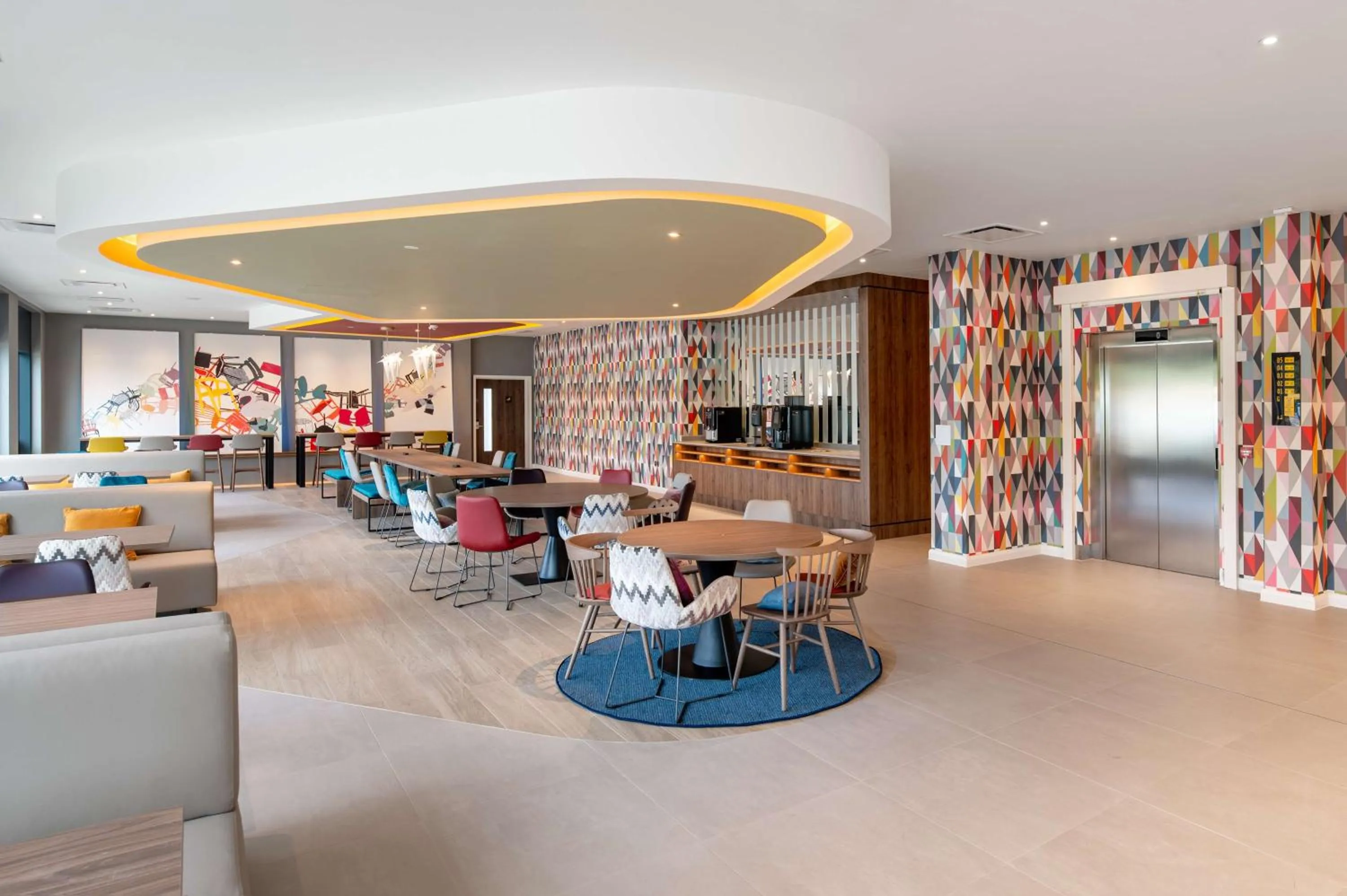 Lobby or reception in Hampton by Hilton High Wycombe