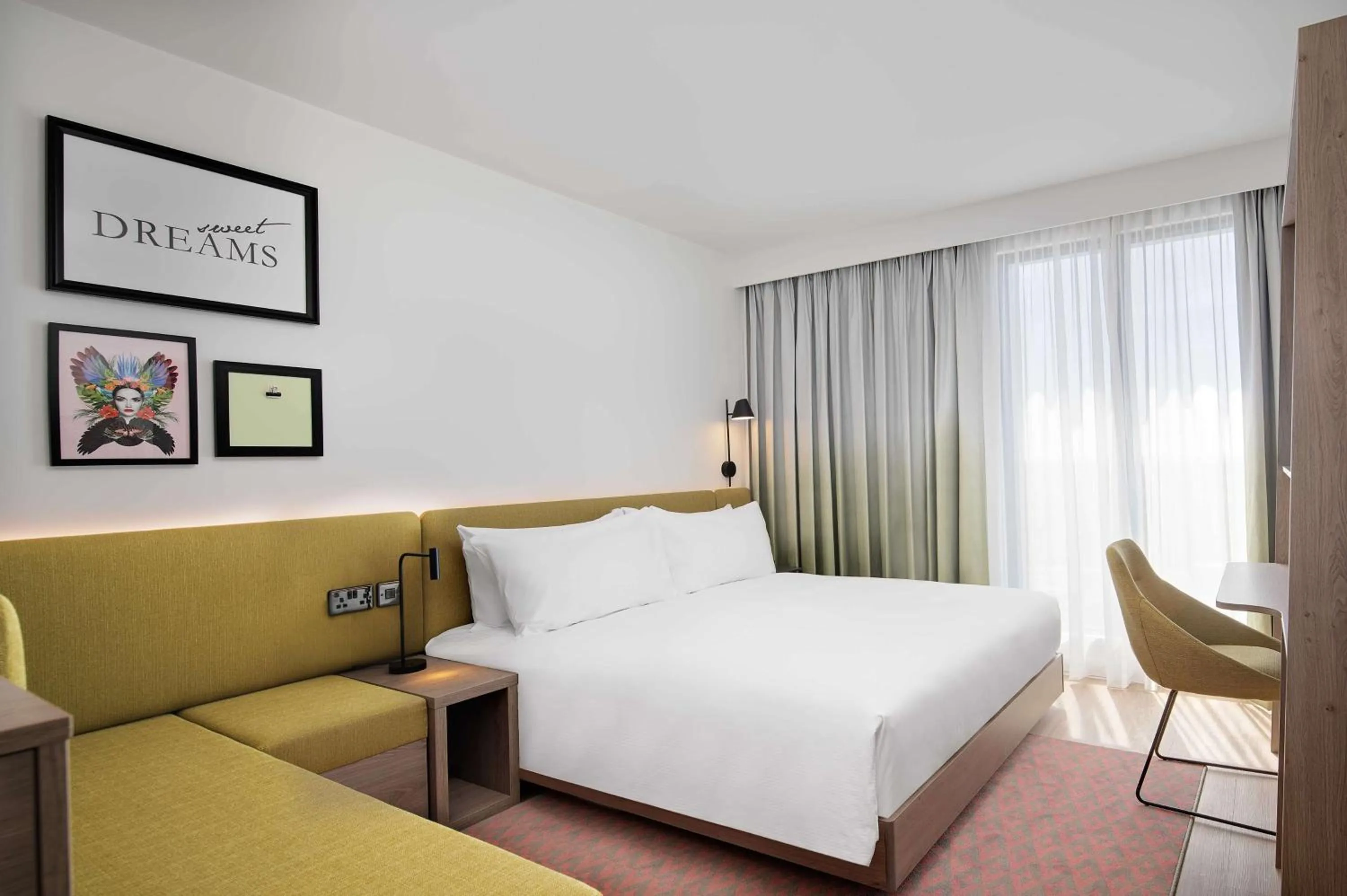 Living room, Bed in Hampton by Hilton High Wycombe