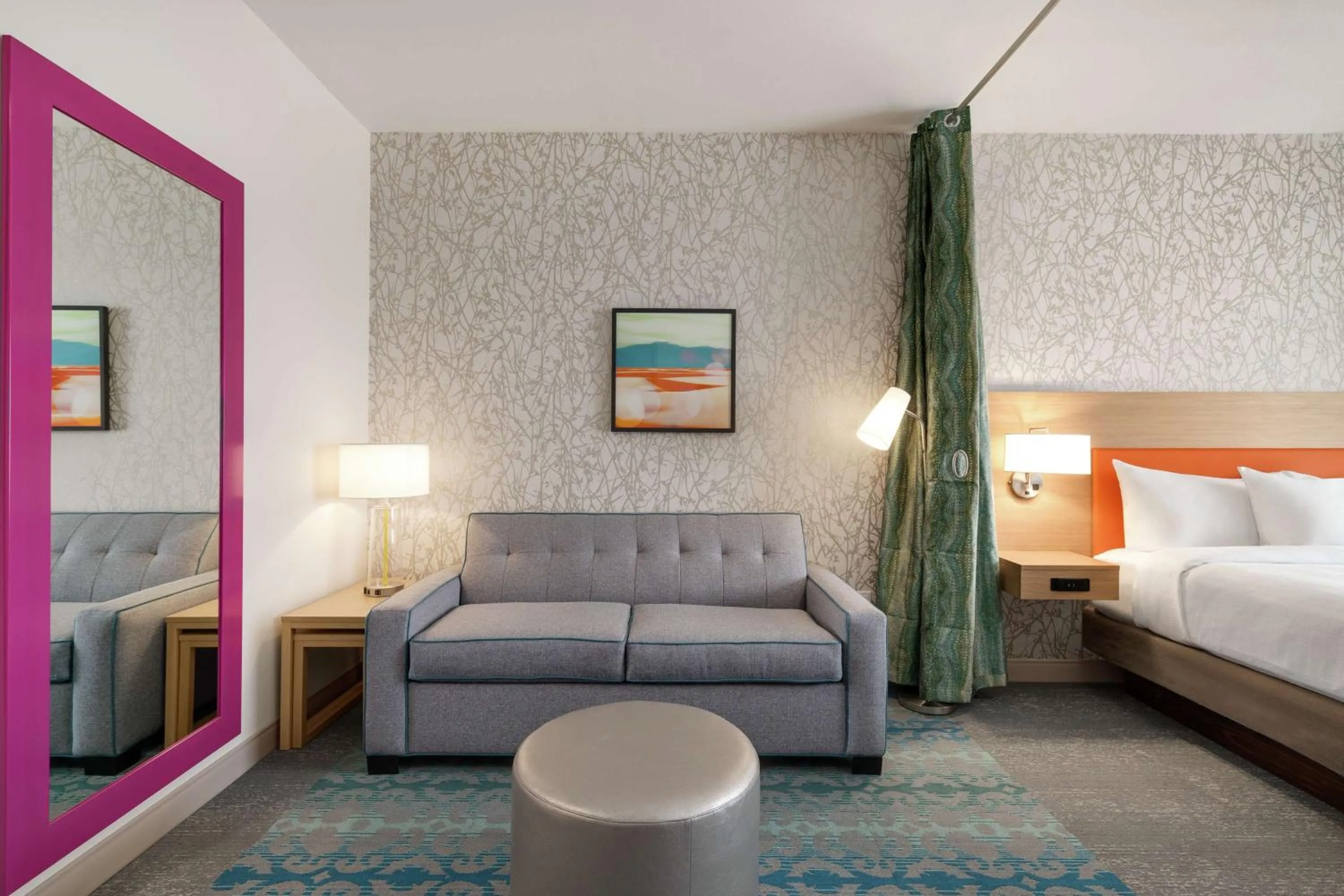 Living room, Bed in Home2 Suites By Hilton Alamogordo White Sands