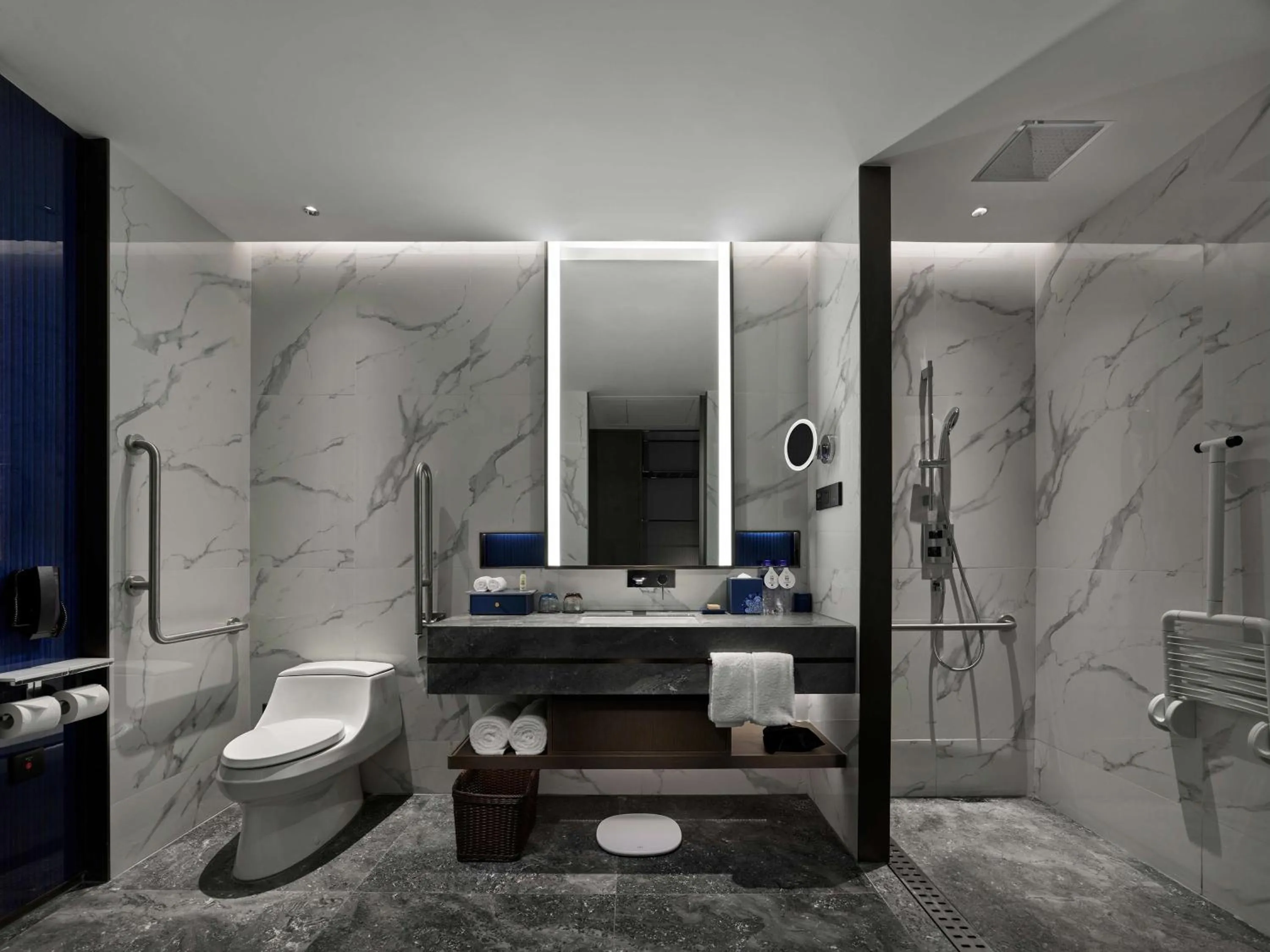 Toilet in DoubleTree by Hilton Qidong