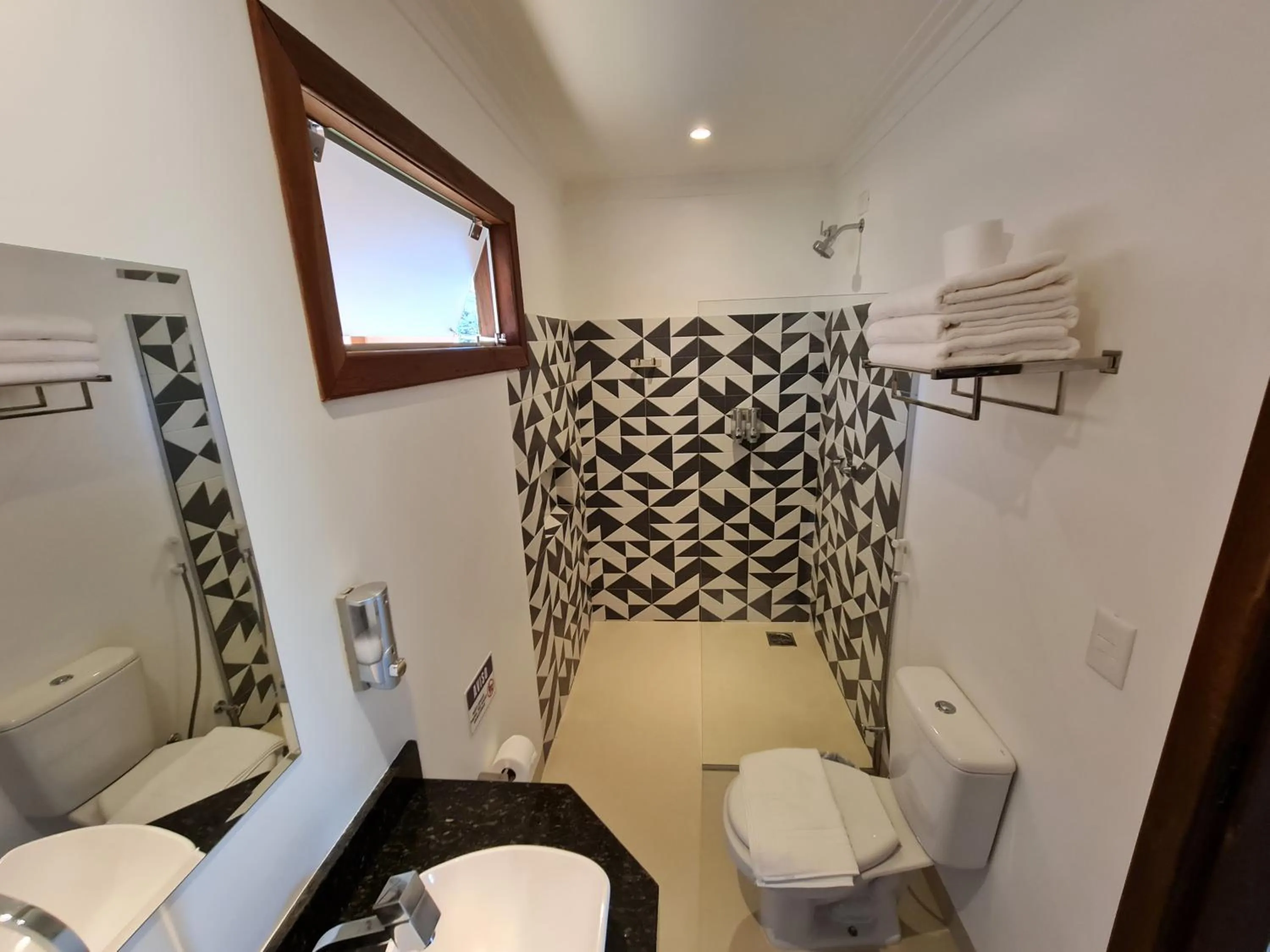 Shower in Pousada Camarás