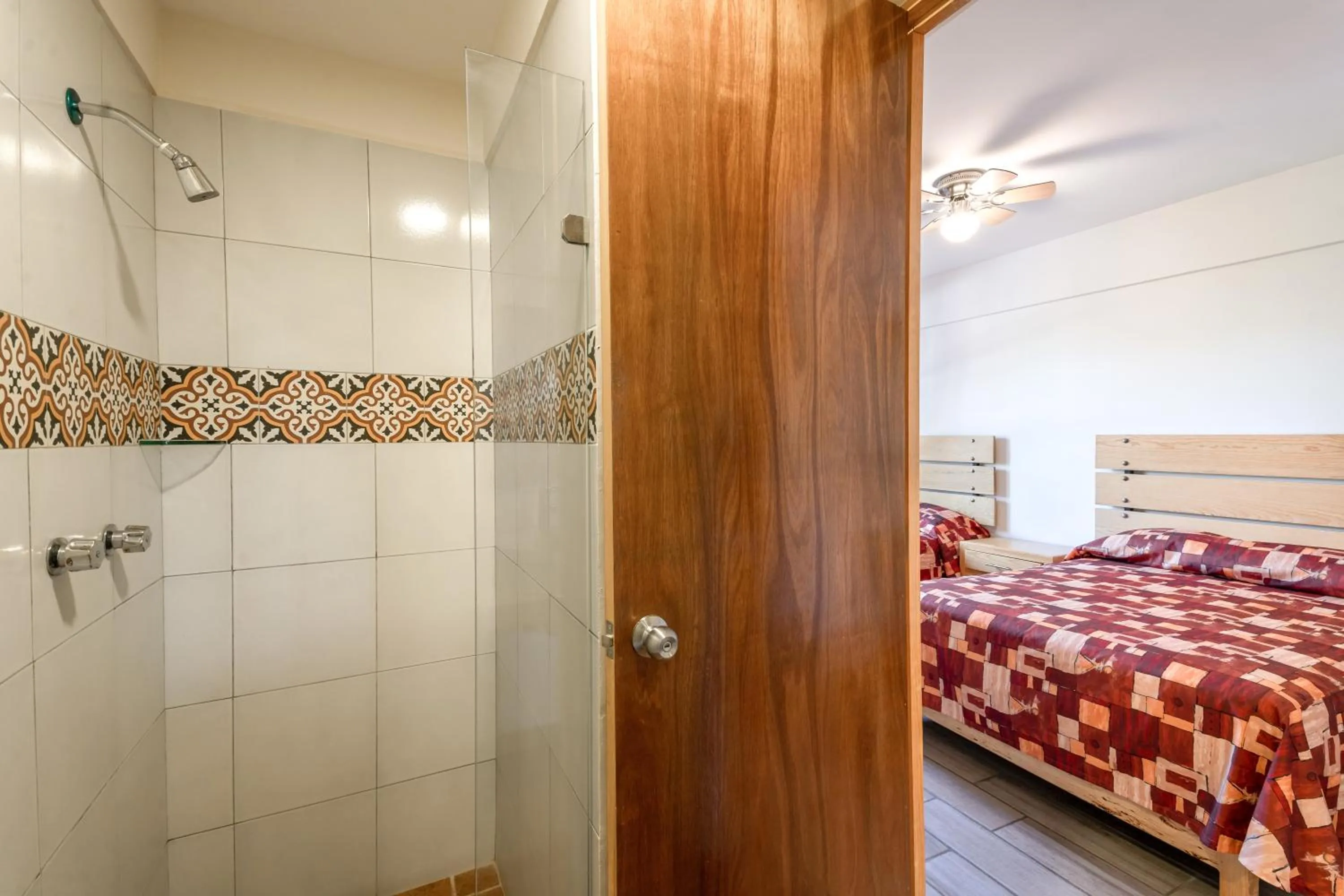 Shower, Bed in Hotel Meson de Sara