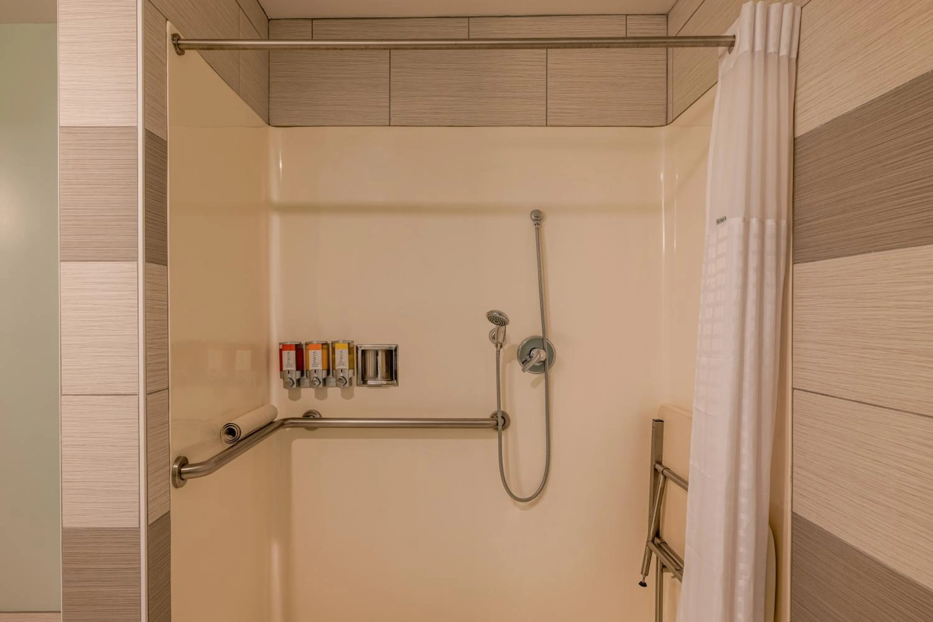 Shower in Inn At Moss Landing Point