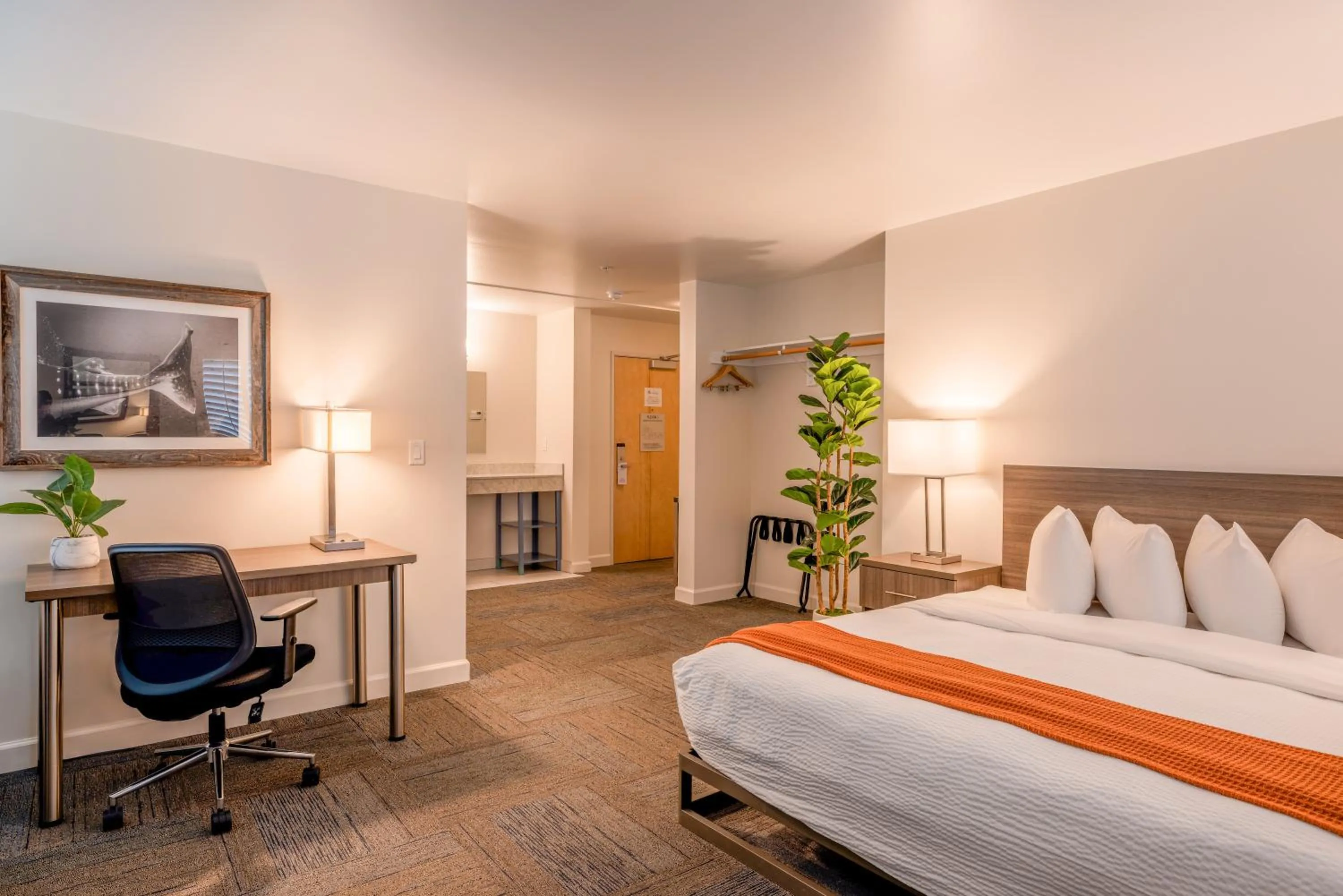 Photo of the whole room, Bed in Inn At Moss Landing Point