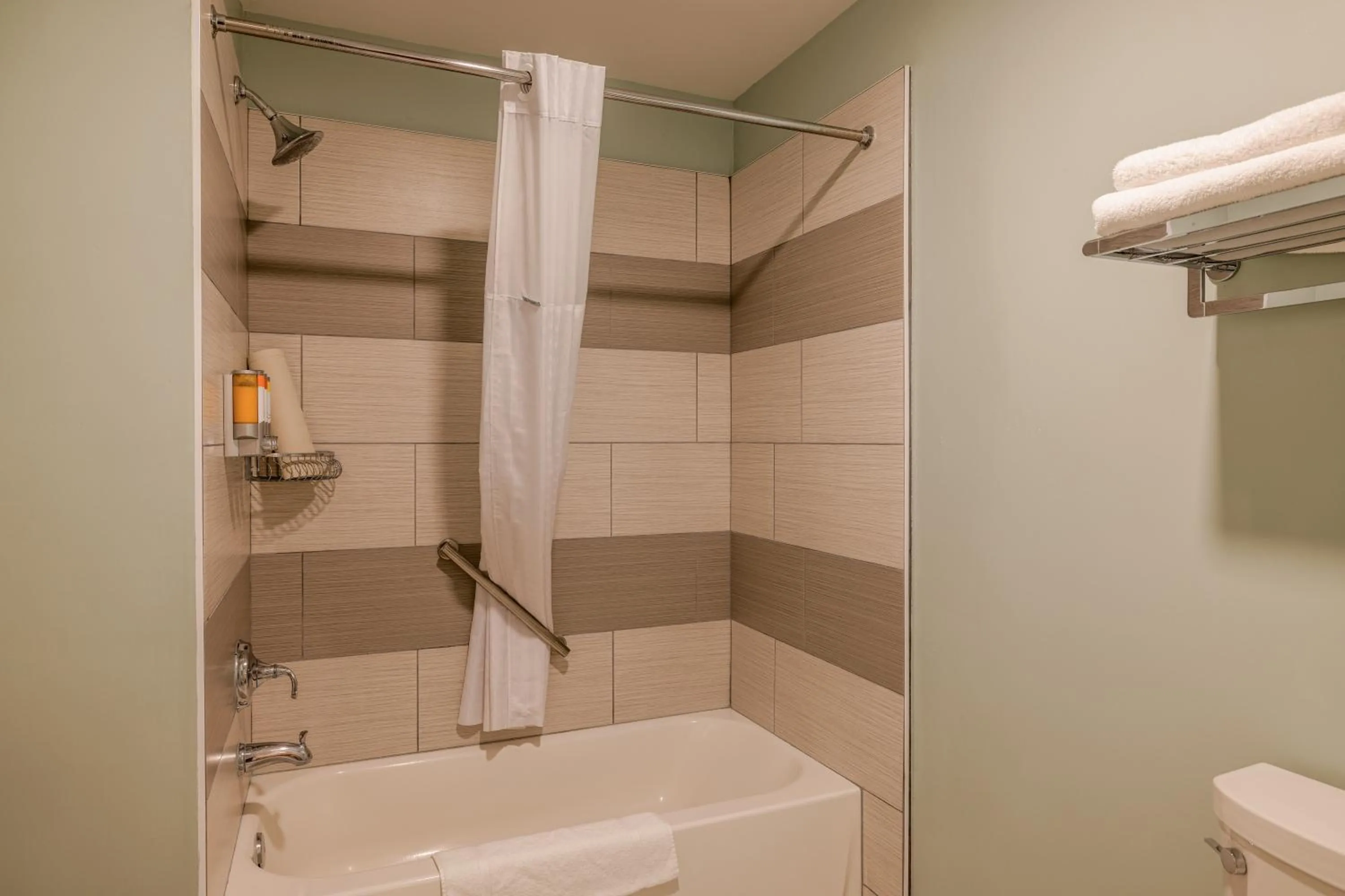 Shower in Inn At Moss Landing Point